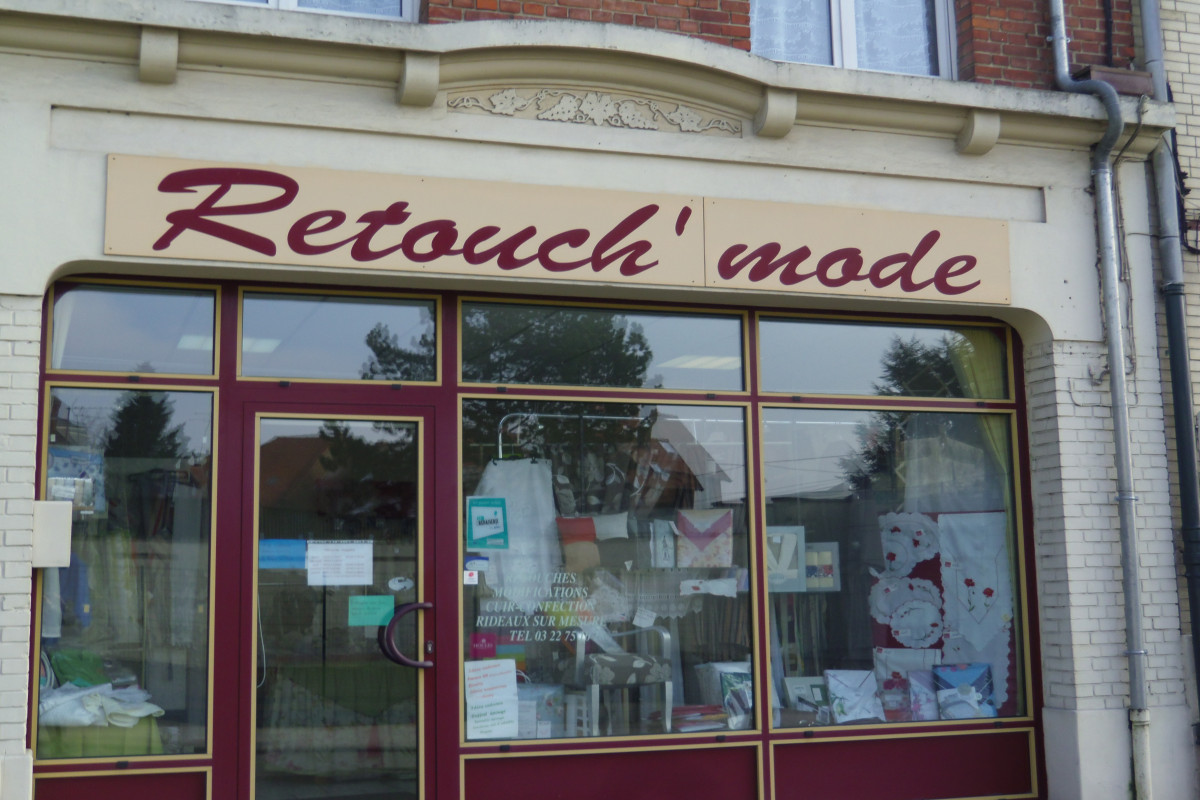 BOUTIQUE DE RETOUCHE MERCERIE  EN CENTRE VILLE  
A LOUER  TOUS COMMERCES (SAUF RESTAURATION)
POSSIBILITE REPRISE AIDE FORMATION 
BAIL COMMERCIAL 
PARKING ET EN  TRES BONNE ETAT