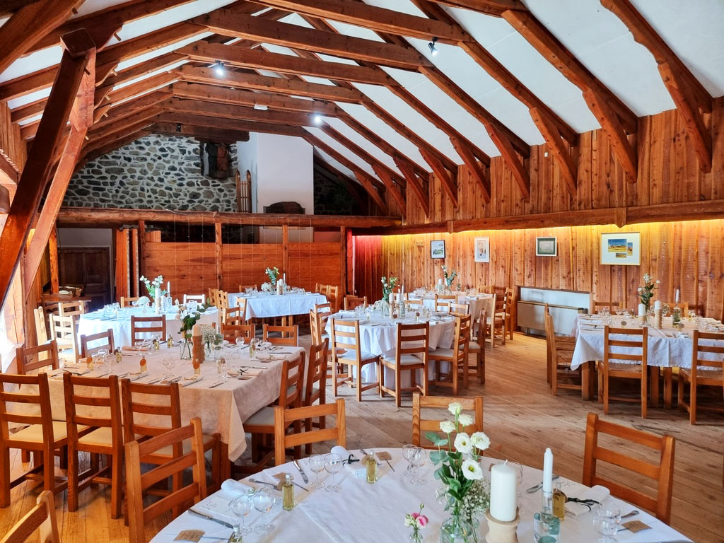 LOCATION-GÉRANCE OU BAIL COMMERCIAL 3, 6, 9

Opportunité unique : 

Située aux portes du Meygal, à 1160 mètres d'altitude, l'Auberge de Marliou est un lieu emblématique qui allie le charme d'une ferme historique du 18ème siècle à une exploitation de restauration et d'événementiel réputée et performante.
Devenue une référence pour les mariages, banquets et séminaires, cette bâtisse traditionnelle rénovée avec des matériaux nobles (lauzes, cèdre, sapin) offre un cadre bucolique et une vue imprenable, à seulement 45 minutes de Saint-Étienne et 1h30 de Lyon.

UN ÉTABLISSEMENT CLÉ EN MAIN ET PERFORMANT

Chiffre d’affaires consolidé sur les 3 dernières années : entre 550 000 € et 600 000 €.
La reprise inclut :
- Le droit au bail commercial (3, 6, 9 ans) pour l’activité de restauration, hébergement et événementiel, incluant un pas-de-porte.
- L’ensemble du mobilier et des équipements professionnels nécessaires à une exploitation immédiate.
- La Licence IV.
- La dénomination commerciale « Auberge de Marliou en Meygal » et son identité visuelle.
- Un site web moderne et fonctionnel.
- Un portefeuille de photos professionnelles valorisant les espaces.

LE LIEU : UN CADRE EXCEPTIONNEL DE PLUS D'UN HECTARE

Issue d'une rénovation d'envergure, l'auberge a été pensée pour l'accueil et la convivialité, tout en préservant son âme authentique.

1. Espace Restauration & Réception (environ 435 m²)
Plusieurs salles de restaurant au charme rustique et chaleureux (poutres apparentes, grand escalier en cèdre, bar en sycomore).
Une grande salle de réception à l'étage, idéale pour les événements (capacité totale de 306 personnes - ERP).
Une cuisine professionnelle entièrement équipée (40 m²), fonctionnelle et adossée à des réserves et locaux techniques (80 m²).
Bureau, sanitaires, monte-plat.

2. Espace Hébergement (environ 190 m²)
Un logement indépendant en rez-de-chaussée (70 m²) : séjour avec poêle, cuisinette, 2 chambres, salle d'eau.
À l'étage et combles aménagés (120 m²) : dortoirs avec salle d'eau et WC, parfaits pour l'accueil de groupes.

3. Dépendances & Extérieurs (Superficie totale : 1 ha 02 a 37 ca)
Dépendance en pierres et lauzes (90 m²) à aménager selon votre projet.
Préau couvert (65 m²) pour les cocktails et événements extérieurs.
Four à pain traditionnel en état de marche.
Vaste terrain avec forêt et retenue d'eau, offrant un cadre naturel et paisible.

UN LIEU À FORT POTENTIEL ÉVÉNEMENTIEL

L’Auberge de Marliou est une toile blanche pour votre projet. Sa configuration, sa capacité et sa notoriété permettent d'envisager de multiples axes de développement :
- Pôle de gastronomie valorisant les produits du terroir.
- Mariage de plus de 25O convives.
- Privatisation pour cérémonie privée (anniversaire, fête de famille)
- Lieu de séminaires d'entreprise au vert.
- Centre de stages (bien-être, artistique, culturel).
- Développement de l'offre d'hébergement avec l'aménagement de la dépendance.

INFORMATIONS TECHNIQUES 

Certification ERP : Validée le 12/10/2021, type N, 3ème catégorie pour un effectif de 306 personnes.
Chauffage au gaz et pellets, eau : Chaufferie bois déchiquetés - avec radiateurs à eau chaude + ventiloconvecteurs
Diagnostic de Performance Énergétique (DPE) : Réalisé le 07/07/2023.
Consommation énergétique : Classe C (Bâtiment économe).
Émissions de gaz à effet de serre : Classe B (Faibles émissions).

Vous êtes un professionnel passionné, porteur d'un projet ambitieux et prêt à écrire le nouveau chapitre de ce lieu chargé d’histoire ?

Location-Gérance ou Bail commercial 3, 6, 9 avec Pas de porte et cession actifs (mobilier, licence IV, site web de réservation et marque commerciale).
Conditions à discuter et ouvert à toutes propositions sérieuses avec des professionnels ayant des références et une expérience reconnue dans ce domaine.

Pour obtenir le dossier complet, les détails financiers et organiser une visite, veuillez contacter :
Frédéric Malinet
frederic.malinet@lim.eu