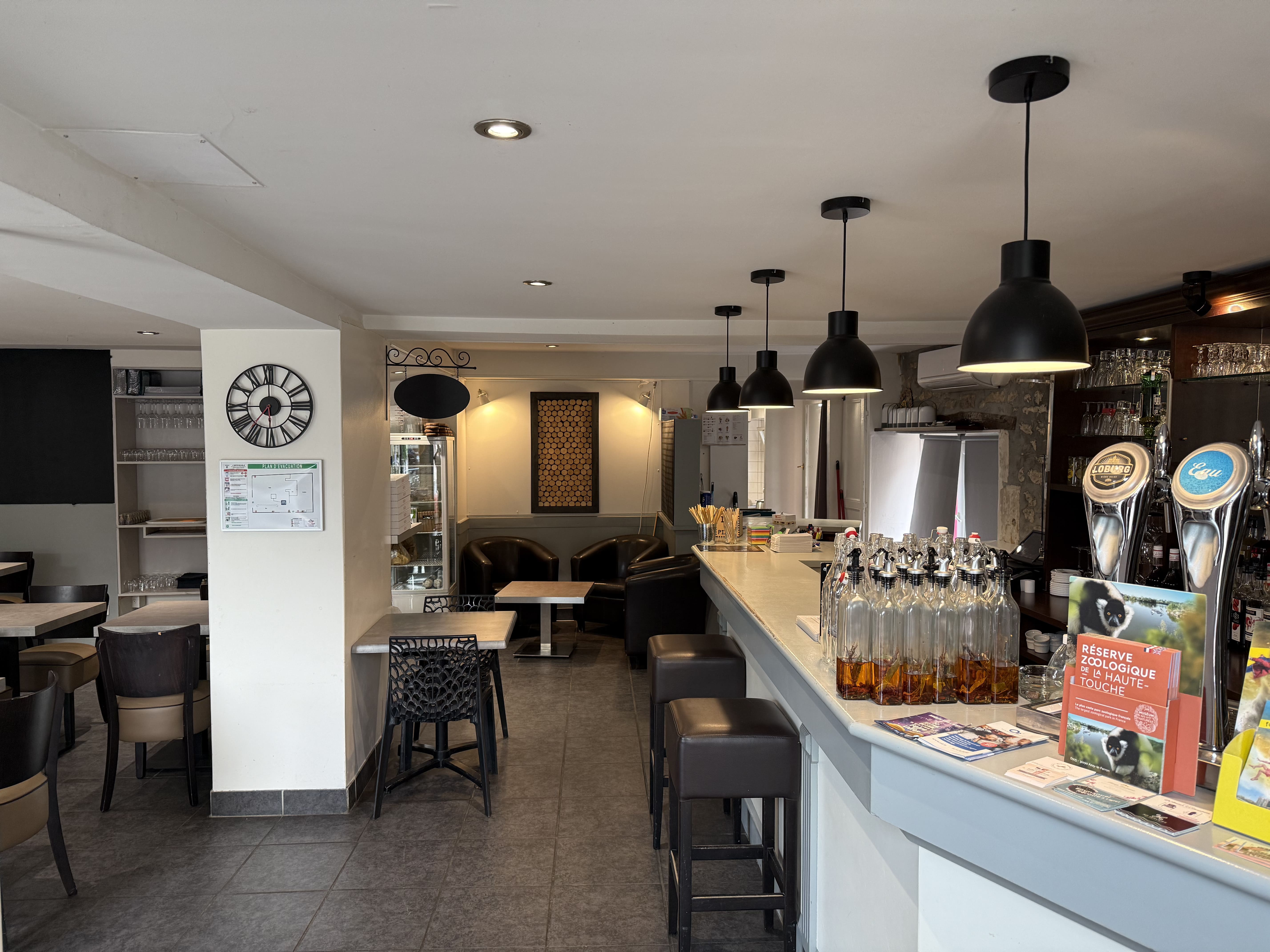 Pizzéria artisanale présentant un fort potentiel de développement, notamment grâce à une activité bar à exploiter et un solide chiffre d’affaires réalisé sur seulement 4.5 jours d’ouverture hebdomadaire.
C’est une belle opportunité pour un repreneur souhaitant dynamiser l’offre.
Accompagnement possible lors de l'installation !

Périmètre de cession :  Fonds de commerce

Prix de cession : 78 000€

Motif de la cession : Nouveau projet

Activité :

Pizzéria artisanale avec service sur place, à emporter, et ouverture ponctuelle du bar pour le café, le vendredi matin (jour de marché).
Produits de qualité, pâte maison, fournisseurs italiens et locaux sélectionnés avec soin.

Localisation :

Emplacement stratégique en bordure d’une départementale très fréquentée (D951 : axe CHÂTEAUROUX -> POITIERS) et à proximité immédiate d’un site touristique classé au Patrimoine Mondial de l'UNESCO (Abbaye de St Savin). Parking public situé juste devant l'établissement.

Clientèle :

Habitants locaux fidèles, touristes, visiteurs de passage, entreprises du secteur.

Moyens humains :

Actuellement 3 personnes travaillent au sein du restaurant, dont le gérant et un extra.

Locaux :

Salle de restaurant (30 places), terrasse (30 places), appartement à l’étage (60 m2, 2 chambres, cuisine, salle de bain).

Matériel :

Etablissement bien équipé avec du matériel professionnel récent et complet pour la cuisson, la préparation, la conservation et le service.

Points forts : 

Véritable pizzéria artisanale (formation pizzaïolo reconnue),
Belle situation géographique,
Synergie avec hôtels et gîtes à proximité,
Excellente réputation,
Appartement sur place inclus,

Perspectives de développement :

Développement de l’activité bar (licence IV non exploitée à ce jour),
Amplitude des horaires et des jours d’ouverture à développer,
Demande réelle concernant une offre de livraison à domicile,
Organisation d’évènements,
Renforcement de la communication digitale,

Chiffre clé :

C.A compris entre 160K€ et 200K€ sur une ouverture de 4.5 jours / semaine.