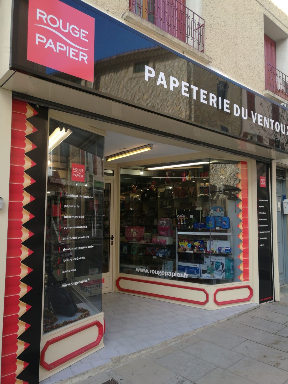 Cause retraite, à reprendre commerce existant depuis 25 ans
Magasin de 50 m2 , climatisé, avec volet roulant protection
Situé coeur de ville de Vaison , entouré de tous les commerces , au bord de la place  Montfort , place très touristique avec ses multiples restaurants 
Loyer mensuel 582 euros . Bail tous commerces sauf malodorant
Possibilité de créer un autre commerce
PRIX 25 000 euros . Etudie toutes propositions