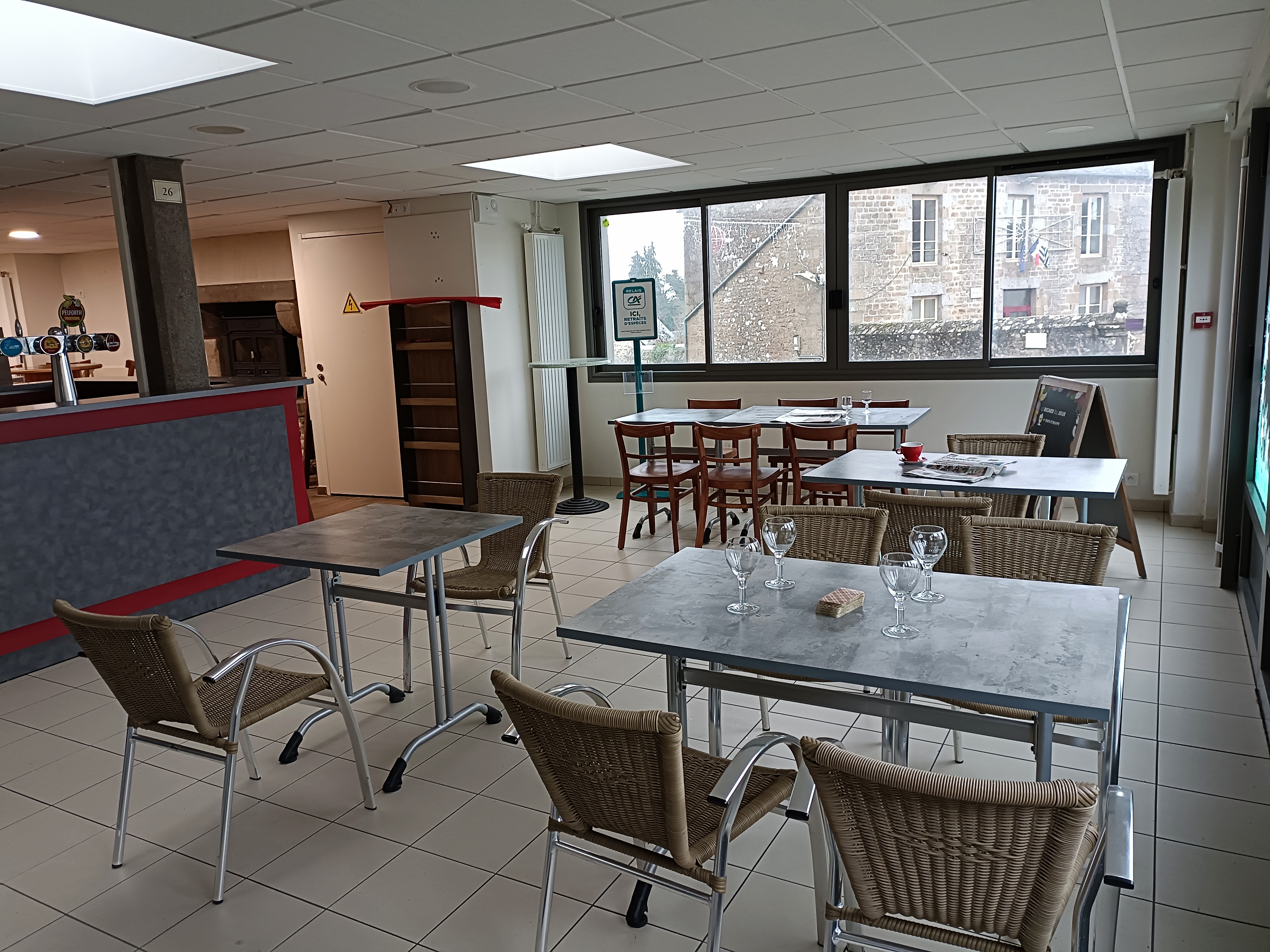 Identification de l'organisme demandeur : 
La commune de Poilley située en Ille et Vilaine (35420). 

Objet : 
Propriétaire des murs et d’un fonds de commerce multiservices de proximité (restaurant, bar (avec licence IV), tabac (avec licence), épicerie, dépôt de pains et presse locale), la commune de Poilley souhaite confier l’exploitation de celui-ci à un professionnel et lance ainsi un appel à candidature pour l’exploitation en location-gérance du fonds de commerce. 

Modalités d'attribution :
Le candidat sélectionné sera choisi sur la base de divers éléments, notamment sur la partie commerciale, compétences et expériences du candidat, variété des produits et des prestations, accueil de projets transverses, moyens humains et économiques, période d’ouverture, jours et horaires. 


Date limite de dépôt du dossier : lundi 30 novembre 2026 à 12 h. 
Pour toute candidature retenue, les candidats seront avertis d’une date d’entretien professionnel avec visite du commerce.

RETRAIT DU DOSSIER DE CANDIDATURE :
Le dossier de candidature en version papier est à retirer sur demande à la Mairie de Poilley.

Le dossier est également disponible par voie électronique sur demande : 
Contact :  mairie@poilley.bzh

Mairie - horaires d’ouverture au public :
Lundi, mardi et jeudi : 8 h 30 à 12 h et 14 h – 17 h 30
Mercredi :   8 h 30 à 12 h et 14 h à 18 h
Vendredi : 9 h 30 à 12 h 

Tél : 02 99 95 13 88