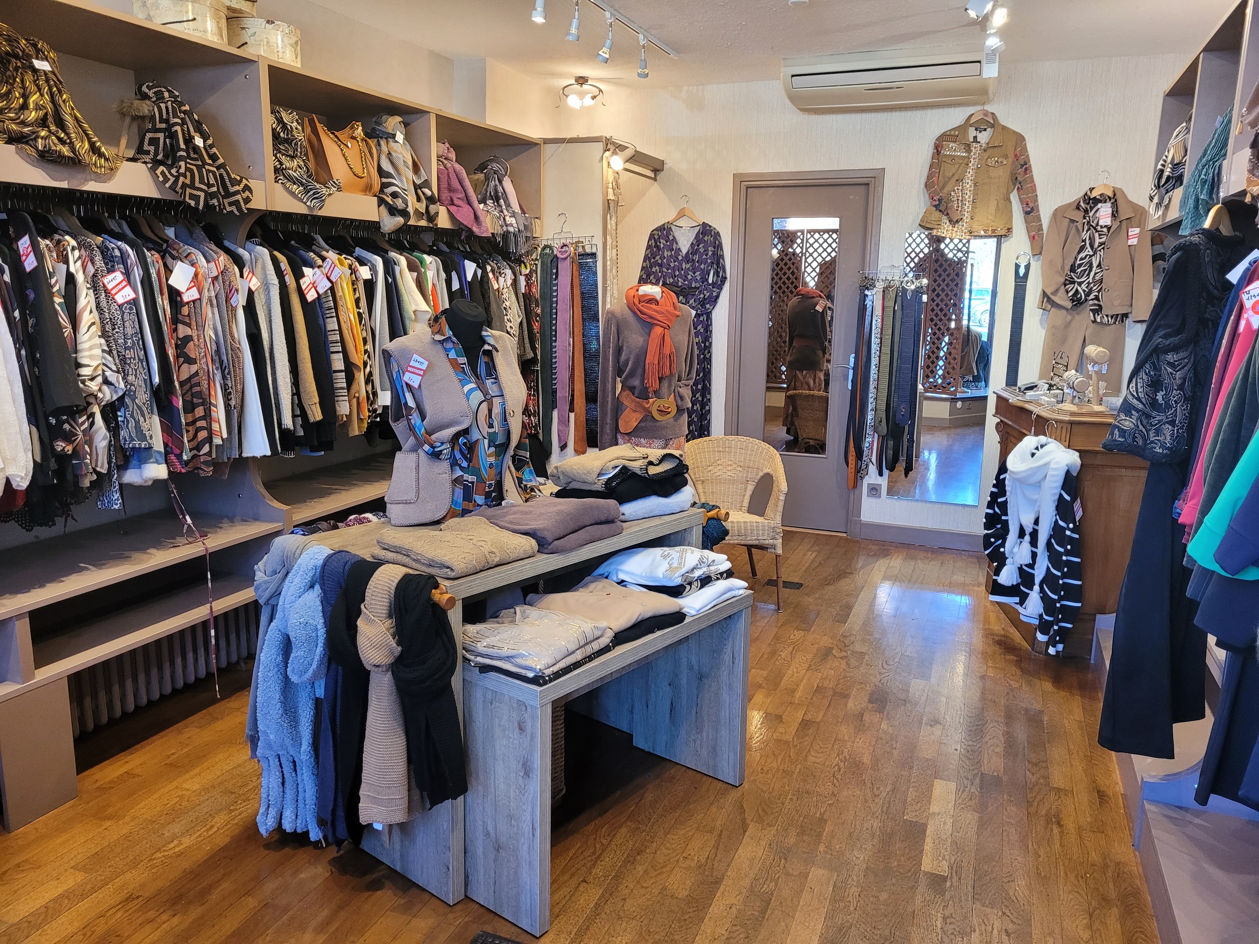 À SAISIR : Reprenez votre indépendance avec une boutique de prêt-à-porter féminin à Marcigny (Bourgogne du Sud)
Vous rêvez de devenir votre propre patronne et de travailler dans un environnement convivial et élégant ? Saisissez cette opportunité unique de reprendre une boutique indépendante de prêt-à-porter féminin et accessoires de mode, reconnue pour son service client chaleureux et ses collections soigneusement sélectionnées.
Points forts de l’affaire
•	Chiffres clés :
o	Chiffre d’affaires moyen : 113.000 €
o	Marge brute : 48,7%
o	Valeur ajoutée : 36,5%
•	Positionnement commercial attractif :
o	Articles renouvelés régulièrement grâce à des achats hors collection.
o	Marques emblématiques : C’est Beau la Vie, Christine Laure, etc.
o	Reconnu pour proposer des tailles atypiques, un véritable plus pour la clientèle.
o	Clientèle fidélisée : 40% locale et 60% régionale, grâce à une page Facebook dynamique.
•	Localisation stratégique :
o	Emplacement de premier choix sur la place principale du centre-ville, entourée de commerces complémentaires.
o	Zone de chalandise : 11.500 habitants à moins de 25 minutes.
o	Présence d’un marché hebdomadaire réputé, renforçant l’attractivité.
•	Cadre et équipements :
o	Surface de vente lumineuse et bien agencée (45 m², vitrine 5 m linéaires).
o	2 réserves et un appartement T3 inclus.
o	Accessibilité PMR conforme, climatisation réversible, aucun travaux à prévoir.
o	Agencement moderne et de belle facture.
Pourquoi cette opportunité est faite pour vous ?
Vous êtes passionnée par la mode, vous aimez conseiller et accueillir une clientèle exigeante dans un cadre convivial, et vous aspirez à une nouvelle vie professionnelle où vous êtes indépendante et propriétaire de votre propre affaire.
Conditions de cession
•	Montant souhaité : 50.000 € pour le fonds (hors stock).
•	Accompagnement proposé par le cédant pour une transition en douceur.
Envie de changer de vie ?
Contactez-nous et démarrez une aventure entrepreneuriale passionnante dans une région charmante et dynamique !