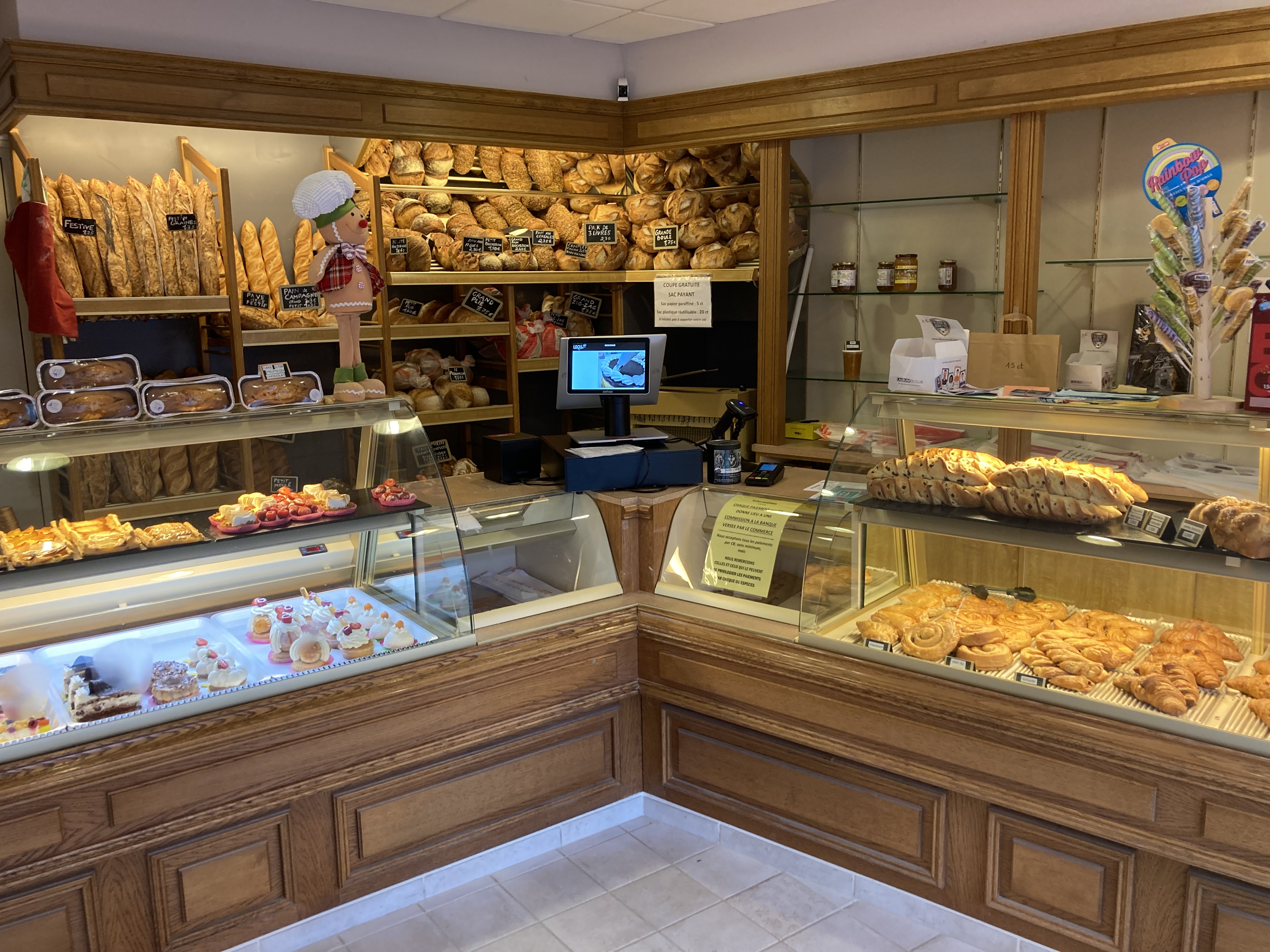 Boulangerie pâtisserie artisanale situé à Pédernec (20min de la côte de granit rose), sans concurrence sur une commune de 2000 habitants.
Offre traiteur en développement.
Affaire tenue depuis 8 ans par un couple (boulanger + vendeuse) + une vendeuse à mi temps et un boulanger pâtissier.
Fermeture dimanche et lundi.
Surface laboratoire de 100m2 + magasin.
Locaux propres et matériel toujours bien entretenu.
Loyer attractif de 600€/mois.
Chiffre d’affaire de 309 000€.