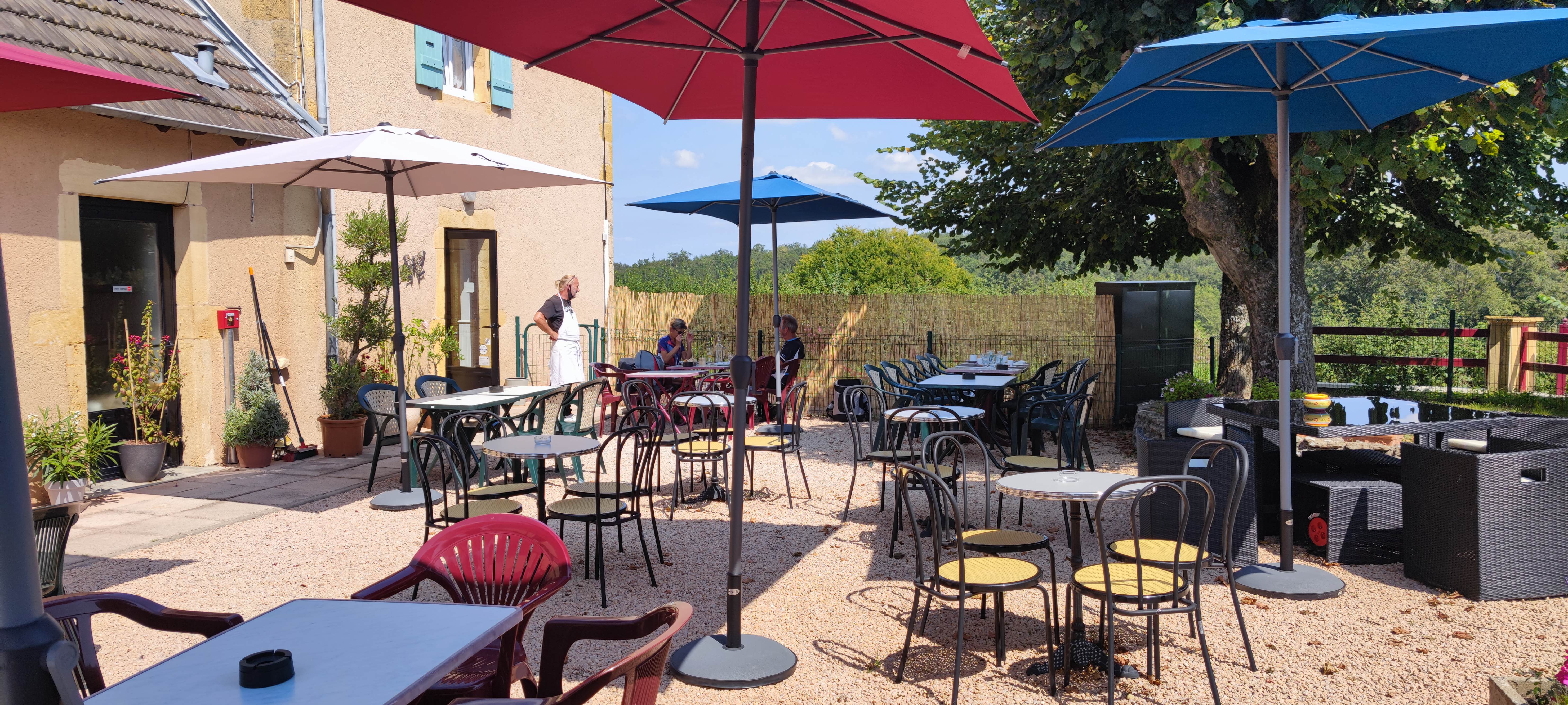 Au coeur de la campagne charolaise, un bar-restaurant tout équipé et bien placé vous attend ! Vous aimez la campagne ? Vous êtes cuisinier ou cuisinière, venez reprendre cet établissement communal, totalement et immédiatement opérationnel, entièrement rénové et composé de :
- une grande salle de 50 couverts,
- une salle plus petite pouvant être privatisée ou servir de salon (entrée indépendante donnant sur la terrasse),
- un espace bar indépendant du restaurant (entrée séparée) mais communicant en interne,
- cuisine, labo et réserves bien dimensionnés et équipés,
- sanitaires avec accès PMR,
- belle terrasse protégée par 2 magnifiques tilleuls (50 couverts également).
- un logement au-dessus est mis à disposition (3 chambres, séjour et sdb).
- un stationnement tout autour et au coeur du village.
En résumé un lieu de vie pour le quotidien de ses habitants, les salariés des entreprises proches et les touristes de passage le long des voies et des canaux.
La municipalité, propriétaire des murs, est une collectivité à l'écoute, facilitatrice, encourageant des professionnels engagés et conviviaux. 

Hautefond c'est 215 habitants, 4 entreprises importantes, un tissu associatif dynamique, à quelques kilomètres de Paray-le-Monial mais dans un écrin de verdure particulièrement apaisant. 
Un projet d'habitat pavillonnaire engagé par la mairie, de 16 logements verra le jour dans quelques mois, en face de cet établissement.
Pour vos enfants, le ramassage scolaire est juste devant.

Le développement peut porter sur :
- un dépôt de pain et de journaux
- une activité traiteur avec la salle des fêtes proche de l'établissement avec une forte demande (associations, fêtes privées : mariages, baptêmes, anniversaires ..),
La mairie met à sa disposition l'ensemble de cet établissement (bar-restaurant, licence IV et logement) pour un loyer mensuel de 550 euros. Bail dérogatoire d'un an et continuation en bail commercial classique. Une caution équivalent à 2 mois de loyer sera demandée.
Le Grand Charolais où se situe Hautefond est une communauté de communes riche de 3 centralités et de 44 communes au total, traversée par la Route Centre Europe, à 45 mn de Mâcon, Chalon, Moulins et Roanne. Une gare TGV au Creusot (25 mn) vous permet un accès facile sur le Nord ou le Sud de la France. Le Charolais est un territoire où il fait bon vivre, où la bonne chère est appréciée, la convivialité un art de vivre et est l'image d'une ruralité moderne et dynamique !
Alors n'hésitez plus, contactez-nous !