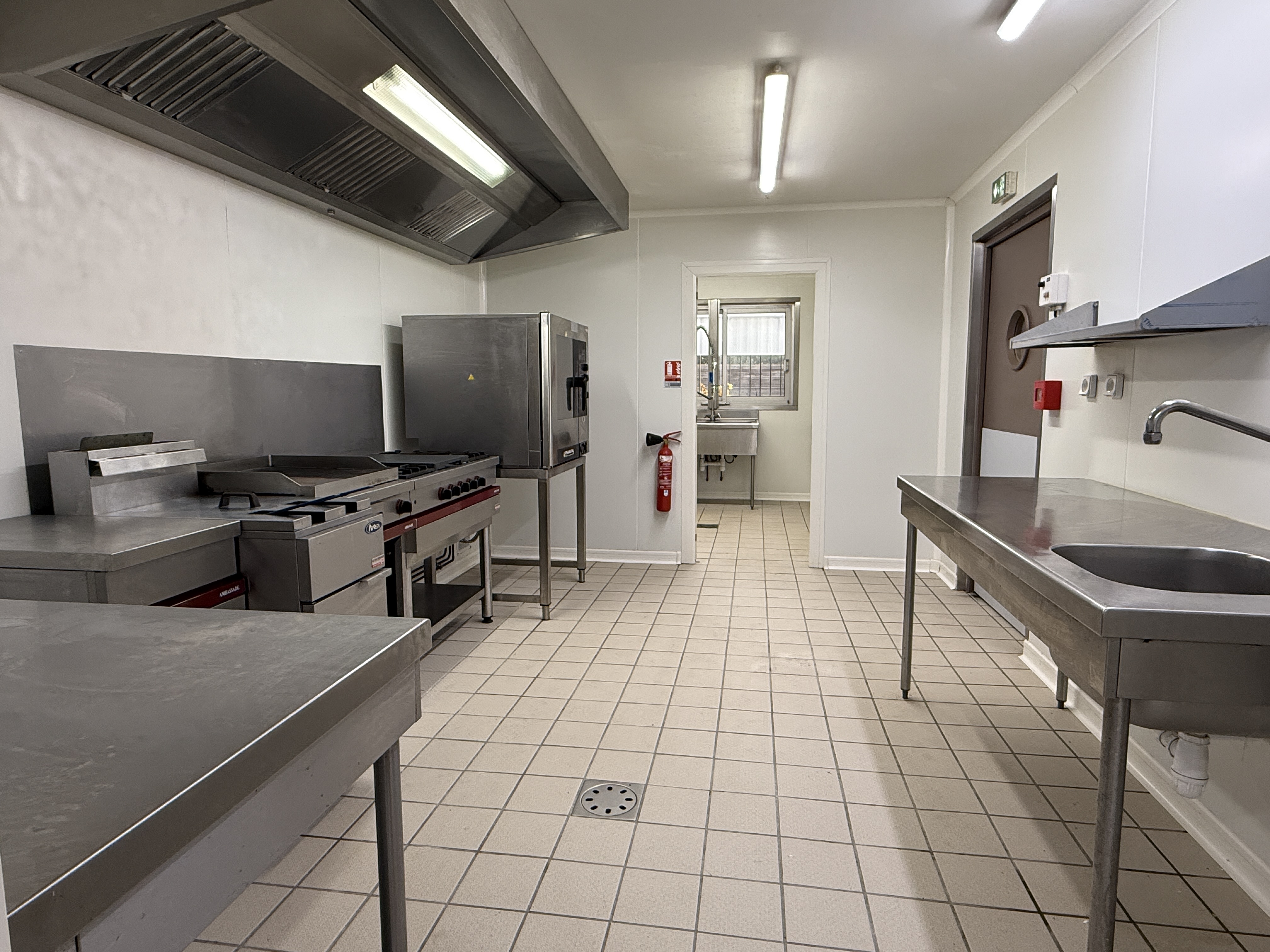DROIT AU BAIL - PAS DE PORTE d'un Restaurant totalement équipé de 480 m² environ à CADOURS à 35 minutes de Toulouse.

Opportunité rare! Bail commercial de 9 ans incluant l'ensemble du matériel d'exploitation qui sera acquis au terme de 4 années de loyer.
Idéal pour restauration traditionnelle et événementielle.

Le restaurant est répartie sur 2 niveaux et dispose d'un parking privatif et clôturé de 25 places environ. 
Au rdc: la salle de restauration avec bar de 145 m² environ, WC PMR, cuisine totalement équipé en matériel professionnel et de nombreuses réserves (cf plan)
A l'étage de 240 m² environ: possibilité de logement de fonction ou de création d'une salle de privatisation évènementielle.

Loyer: 1600 e HT / mois
Charges: 24 e HT / mois
TF: 5588 e / an

Prix de vente 10 000 euros:
5500 e + 4500 e TTC (3750 e HT) d'honoraire charge ACQUEREUR