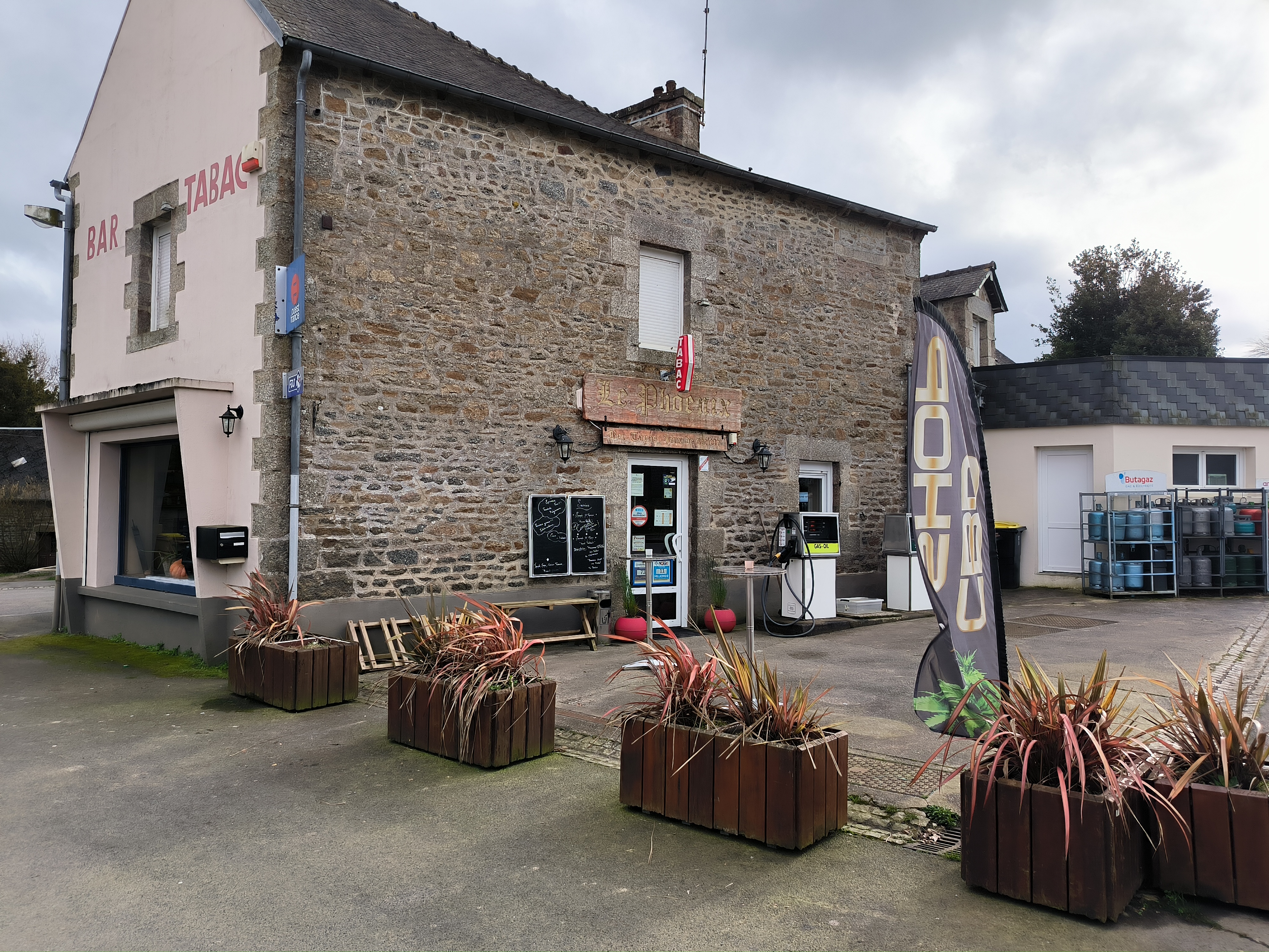 Pour des raisons de changement de vie professionnelle.

Commerce de proximité situé en plein bourg d'un village rurale breton, d'une surface commerciale de 105m2 repartie comme telle :

- Bar/tabac/FDJ de 45m2
- Salle de jeux de 45m2
- Epicerie fine de 15m2
- WC
- Réserve tabac
- Réserve bar

Tous les services de proximité si trouvent :

- Bar (licence IV)
- FDJ
- Tabac
- Petite Presse
- CBD
- Station essence / gasoil (aux normes et révisées)
- Gaz (Antargaz, butagaz, Primagaz)
- Dépôt de pain
- Epicerie fine de produits régionaux (paniers garnis, apéritif, etc.)
- Cave à bières locales, rhums, whiskys

Entièrement rénové et réaménagé, dans un esprit de taverne, il y a 6ans, ce bar atypique et plein de caractères ne vous laissera pas indifférent. Situé dans le bourg d'un village de plus de 2 000 habitants, le panel d'offres et services proposés vous occupera à plein temps.
J'organise déjà de petits évènements comme des tournois de palet, tournois de belote, concerts, soirées à thèmes, barbecues l'été, dégustations de bières, etc...

- Food truck hebdomadaire.

- Loyer mensuel : 500€.

Ouverture actuelle : Lundi - Mardi - Mercredi matin - Jeudi - Vendredi - Samedi matin
Possibilité d'étendre la plage horaire.

Situé à 20km de St-Brieuc.

Envie de changer de vie et reprendre un commerce de proximité avec du lien sociale, c'est l'établissement qu'il vous faut.

Photos supplémentaires sur demande.