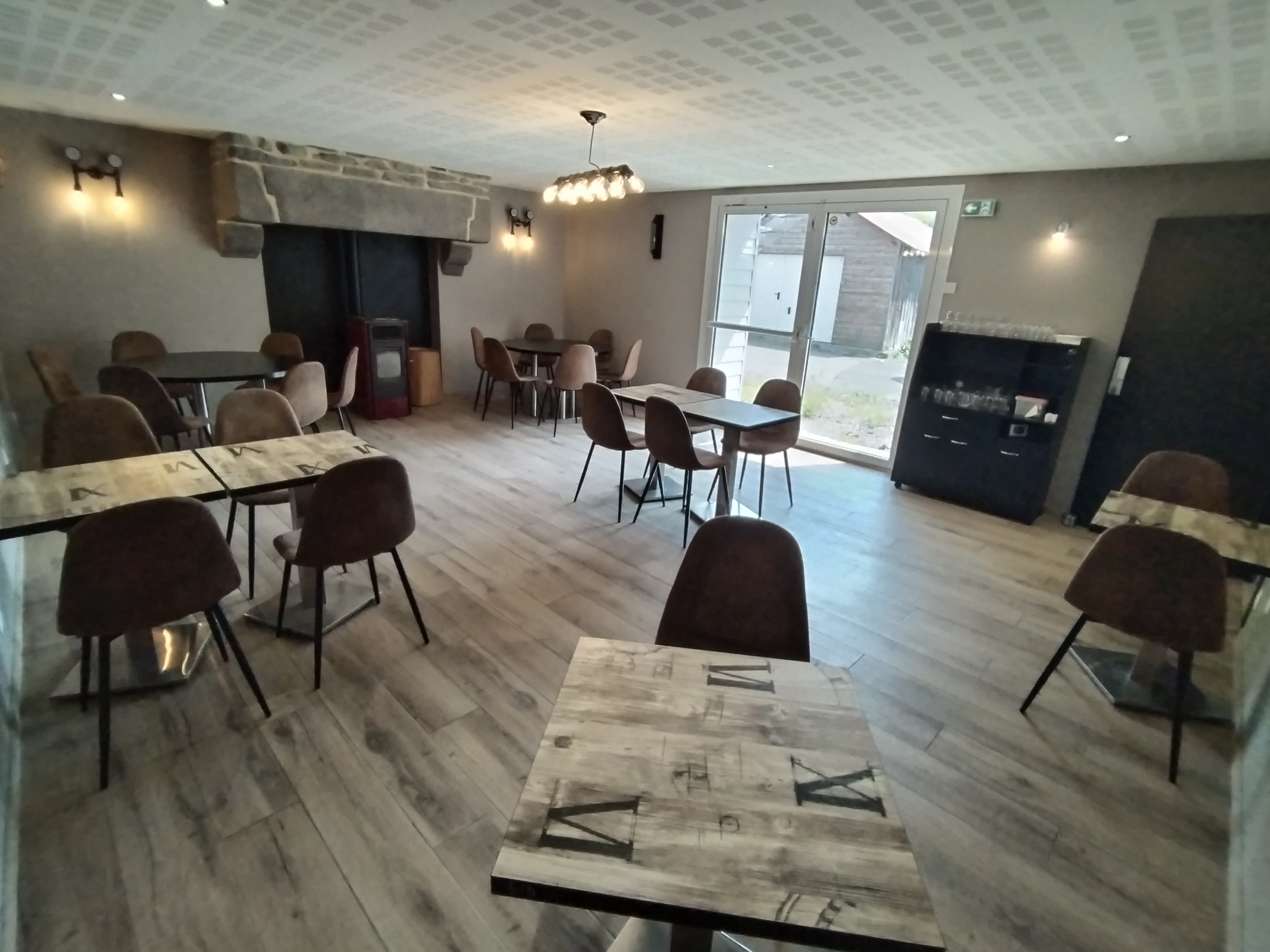 Cuves, commune rurale mais dynamique de 260 habitants au cœur du Sud Manche, recherche personne motivée pour reprendre son commerce multiservices en location gérance : restaurant, bar (licence IV), dépôt de pain … Potentiel pour développer d’autres services.
L’établissement comprend au rez-de-chaussée, une partie bar ouvert sur les deux salles de restaurant lumineuses (pour 30-40 couverts chacune). L’une est agrémentée d’une belle cheminée en pierre ouverte et l’autre d’une cheminée équipée d’un poêle à granulée. Une terrasse extérieure complète la capacité d’accueil aux beaux jours.
Une cuisine totalement équipée est desservie par plusieurs pièces comprenant notamment une laverie et une chambre froide. 
Au-dessus du commerce, logement de 121 m², comprenant : une pièce à vivre avec coin cuisine, un salon, 2 chambres, une salle d’eau, une 3ème chambre indépendante avec salle de bain et une grande pièce supplémentaire pouvant faire office de salon, chambre, bureau… + cour privative.
Clientèle locale à fidéliser, cuisine familiale et menus ouvriers à privilégier et à développer, avec un réel potentiel.
Compétences indispensables : vous devez avoir des diplômes dans le domaine de la restauration et/ou de sérieuses références et savoir tenir une comptabilité.
Si vous êtes d’un tempérament entreprenant, ouvert aux autres, disponible, avec un esprit rural et le sens de l’accueil,
Merci de nous adresser dans un premier temps votre candidature, en nous précisant de façon détaillée :
-	Votre expérience et celle de votre conjoint(e) si vous souhaitez vous installer à 2
-	Vos formations (scolaires et autres)
-	Si vous avez des enfants (nombre et âge)
-	Pourquoi vous souhaitez vous installer chez nous, surtout si vous n’êtes pas dans notre secteur 
-	géographique
-	Si vous avez déjà un projet pour l’établissement…
Aucune visite ne sera organisée sans ce minimum d’information.
Locaux disponibles de suite.