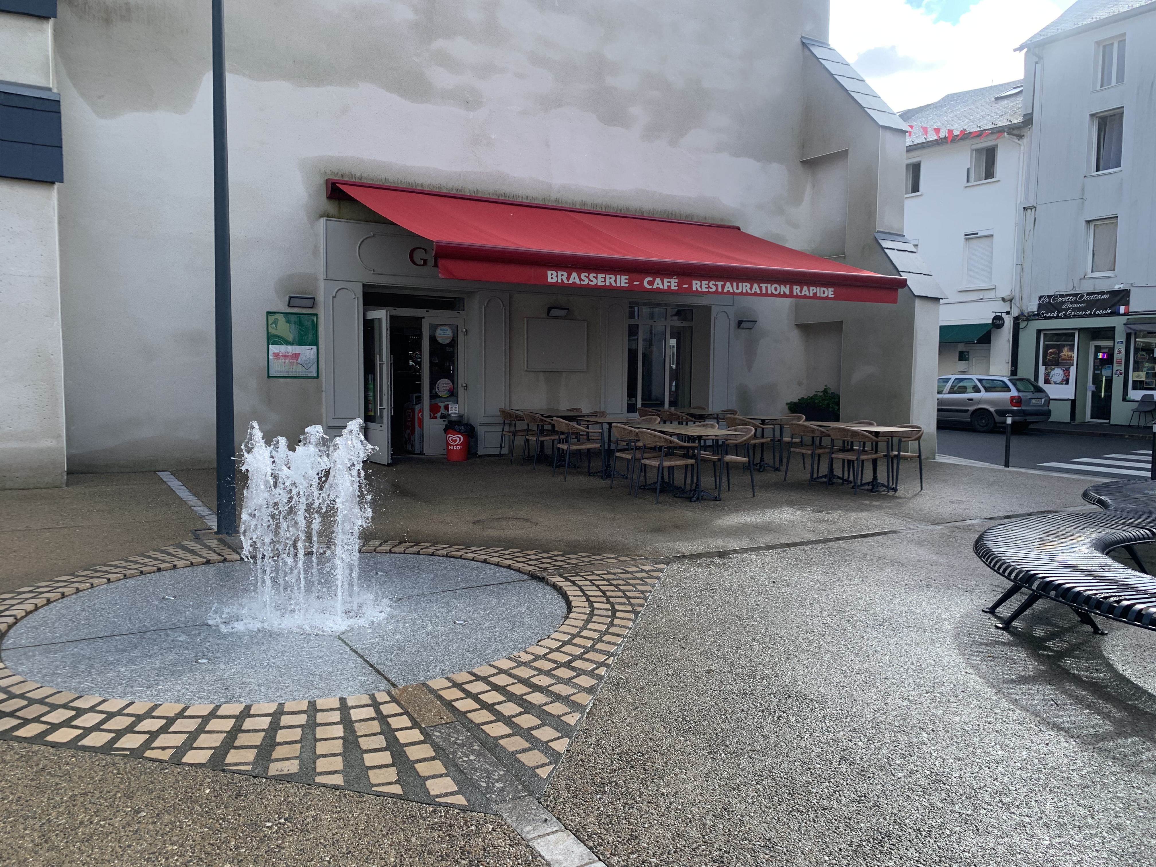 Description
Dpt Tarn (81), à vendre LACAUNE Bar - Brasserie

Opportunité Exceptionnelle à Saisir !

Vous recherchez une affaire florissante dans un cadre pittoresque ? Ne cherchez plus ! Nous avons le plaisir de vous présenter ce magnifique fonds de commerce d'un bar-brasserie avec PMU et Française des Jeux, accompagné de la vente des murs, situé au cœur d'un village touristique. 
Lacaune les bains 90km (1h15mn) de la méditerranée et 200 km des Pyrénées

Description des Locaux :

Rez-de-chaussée : Le bar-brasserie, aménagé avec goût, offre une capacité d'accueil de 60 places à l'intérieur et 50 places en extérieur sur une splendide terrasse agrémentée d'une fontaine d'eau. La cuisine traditionnelle et la restauration rapide ravissent une clientèle habituée locale, familiale et touristique de passage.
Premier Étage : Un appartement de type T2, parfait pour le propriétaire ou le gestionnaire.
Deuxième Étage : Un appartement de type T3, idéal pour un investissement locatif ou un logement de fonction.
Potentiel de Développement :

Avec son emplacement privilégié au sein d'un village touristique, cette affaire offre un fort potentiel de développement. Que ce soit par l'organisation d'événements, l'extension des horaires d'ouverture ou la diversification de l'offre, les possibilités sont nombreuses pour augmenter le chiffre d'affaires et la rentabilité de l'établissement.
Points Clés :

Emplacement de choix dans un village touristique
Clientèle locale, familiale et touristique de passage
Infrastructure complète avec bar, brasserie, PMU et Française des Jeux
Belle terrasse extérieure avec fontaine d'eau
Cuisine traditionnelle et restauration rapide
Appartements T2 et T3 inclus dans la vente des murs

Possibilité d'acquérir uniquement le fonds de commerce