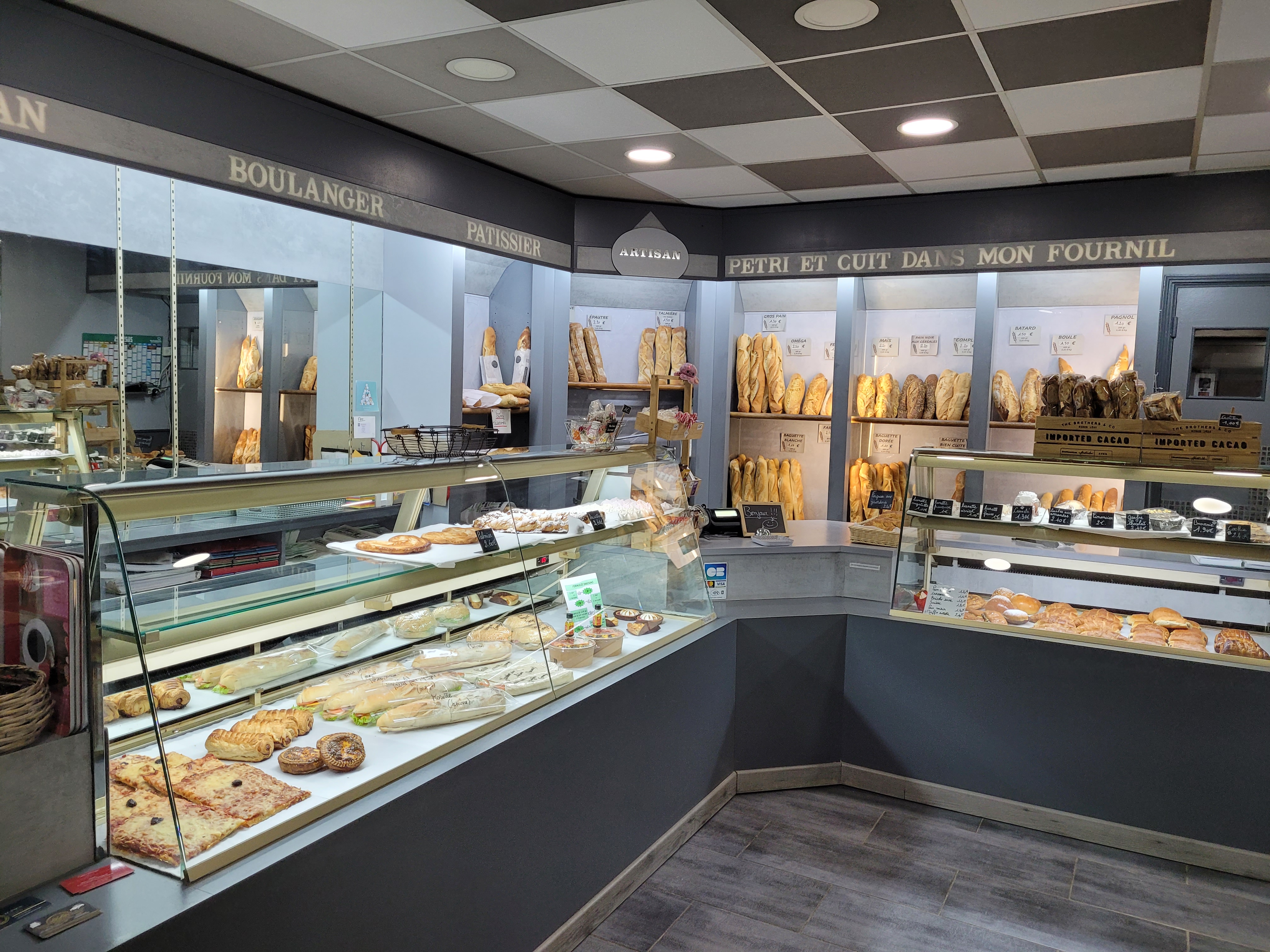 Boulangerie, Pâtisserie, Snacking, implantée sur l'avenue principale en plein coeur d'un joli village du Vaucluse. Région touristique à côté du mont-ventoux, clientèle fidèle. Nombreuses places de stationnement et autres commerces à proximité.