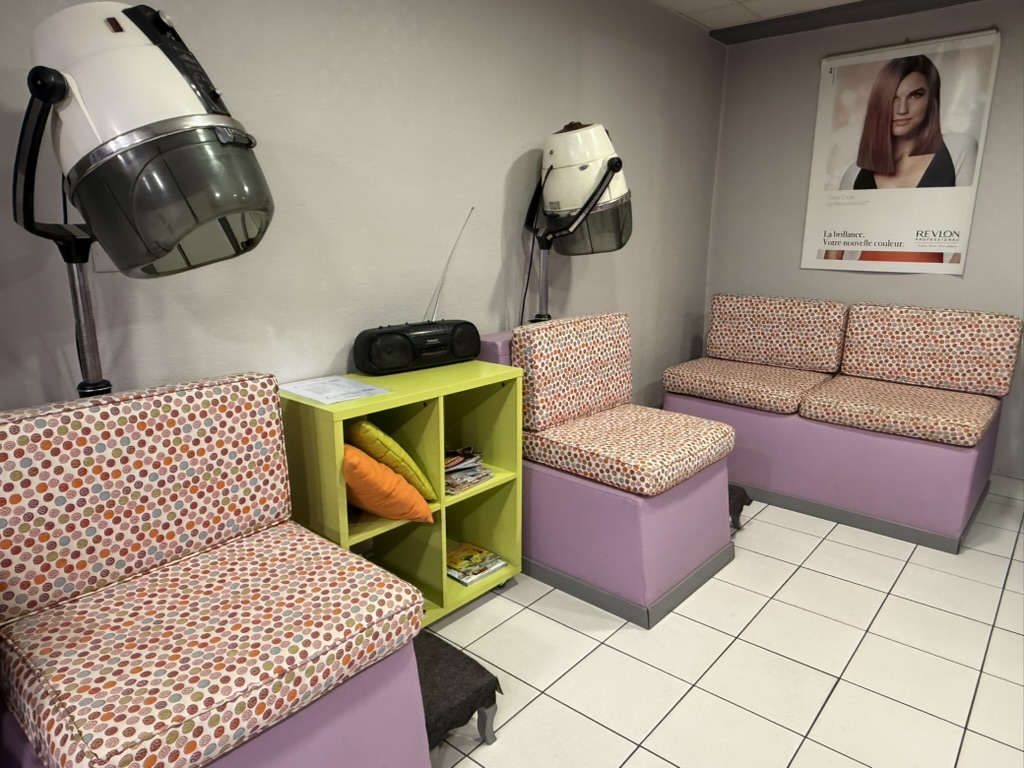 Découvrez ce charmant local commercial à vendre + fonds de commerce, situé au cœur d’Oloron-Sainte-Marie, dans un quartier historique très prisé ! 

Vendu avec le fonds de commerce, ce salon de coiffure établi depuis de nombreuses années (voir autre annonce) est une opportunité unique, qui vous permettra d’installer votre activité en toute sérénité et de sécuriser votre investissement.

Le prix de vente est très attractif, et le local, en excellent état, est prêt à accueillir votre projet dès demain.  

Profitez d’une excellente visibilité grâce à sa belle vitrine et d’une jolie vue sur la place centrale du quartier Sainte-Croix, un cadre idéal pour attirer votre clientèle.

Ne manquez pas cette occasion de vous implanter dans un quartier dynamique et plein de charme !
Contactez-moi pour plus de renseignements.
Roseline RABILLER