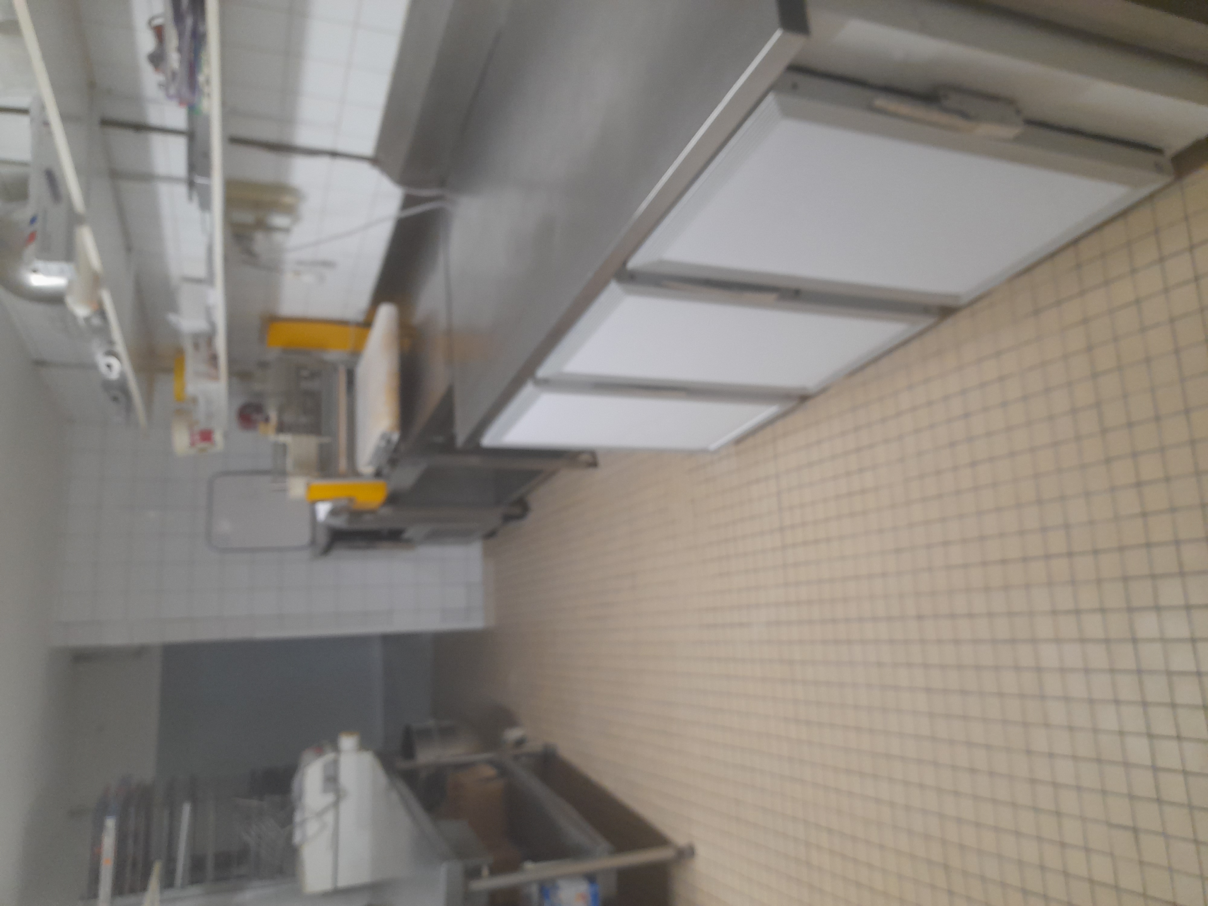 À seulement 20 minutes de Vannes, au cœur d'une commune dynamique et en plein développement, cette boulangerie-pâtisserie bénéficie d'un emplacement stratégique et d'un fort potentiel de croissance.
​Les atouts clés de l'affaire :
​Fiscalité très avantageuse : Située en zone France Ruralités Revitalisation (FRR) (exonérations d'impôts sur les bénéfices pour le repreneur sous conditions).
​Environnement commercial complet : Proximité immédiate d'un bar-tabac, d'une épicerie, de restaurants, d'une pharmacie, d'un pôle médical, mais aussi de la crèche, des écoles, collèges et lycée.
​Outil de travail performant : Magasin spacieux avec vitrine à pâtisserie neuve. Laboratoires boulangerie et pâtisserie lumineux, spacieux et de plain-pied. Matériel récent et très bien entretenu.
​Charges maîtrisées : Contrat d'électricité (tarif bleu) bloqué jusqu'en 2027 et transmissible.
​Organisation idéale : Équipe autonome déjà en place (un boulanger, une vendeuse, un apprenti). Confort de vie préservé avec une fermeture hebdomadaire le lundi ainsi que les samedis et dimanches après-midi.
​Une opportunité clé en main pour un artisan souhaitant s'installer immédiatement dans d'excellentes conditions.
​Contactez-nous pour obtenir le dossier complet et organiser une visite.
