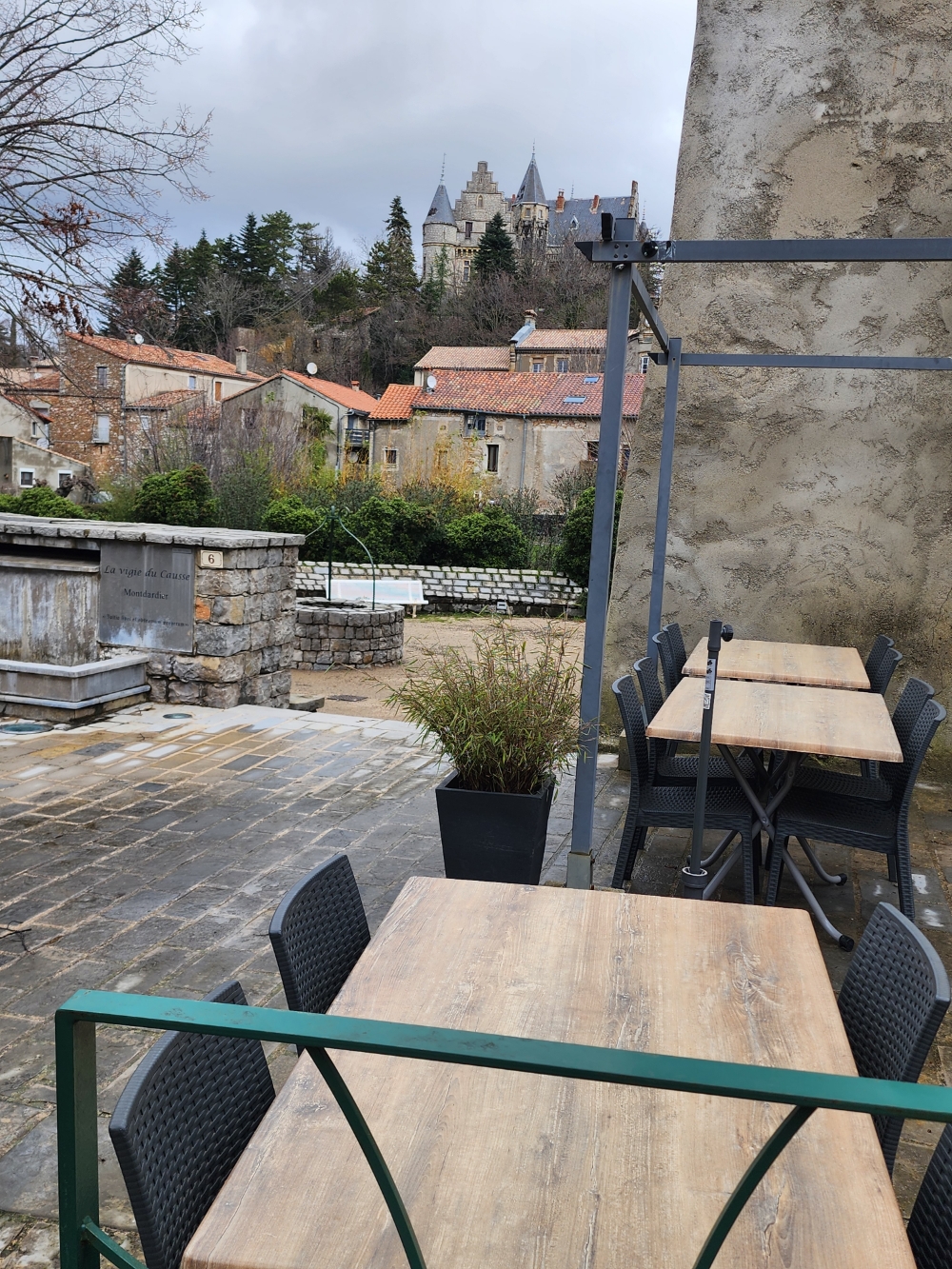 Bar Restaurant avec licence IV situé dans une zone touristique prêt du Cirque de Navacelle, dans un petit village médiéval avec un château datant du 13ème siècle refait par Viollet Le duc, la salle du restaurant compte 30 couverts et dispose de 2 terrasses au beau jour et d'un patio.
Étant situé sur une étape du chemin de St Guilhem  le désert, il y'a beaucoup de marcheurs durant la saison qui s'étale du printemps jusqu’à l’automne. La saison estivale est très touristique pour se petit village aux portes des grands causse.