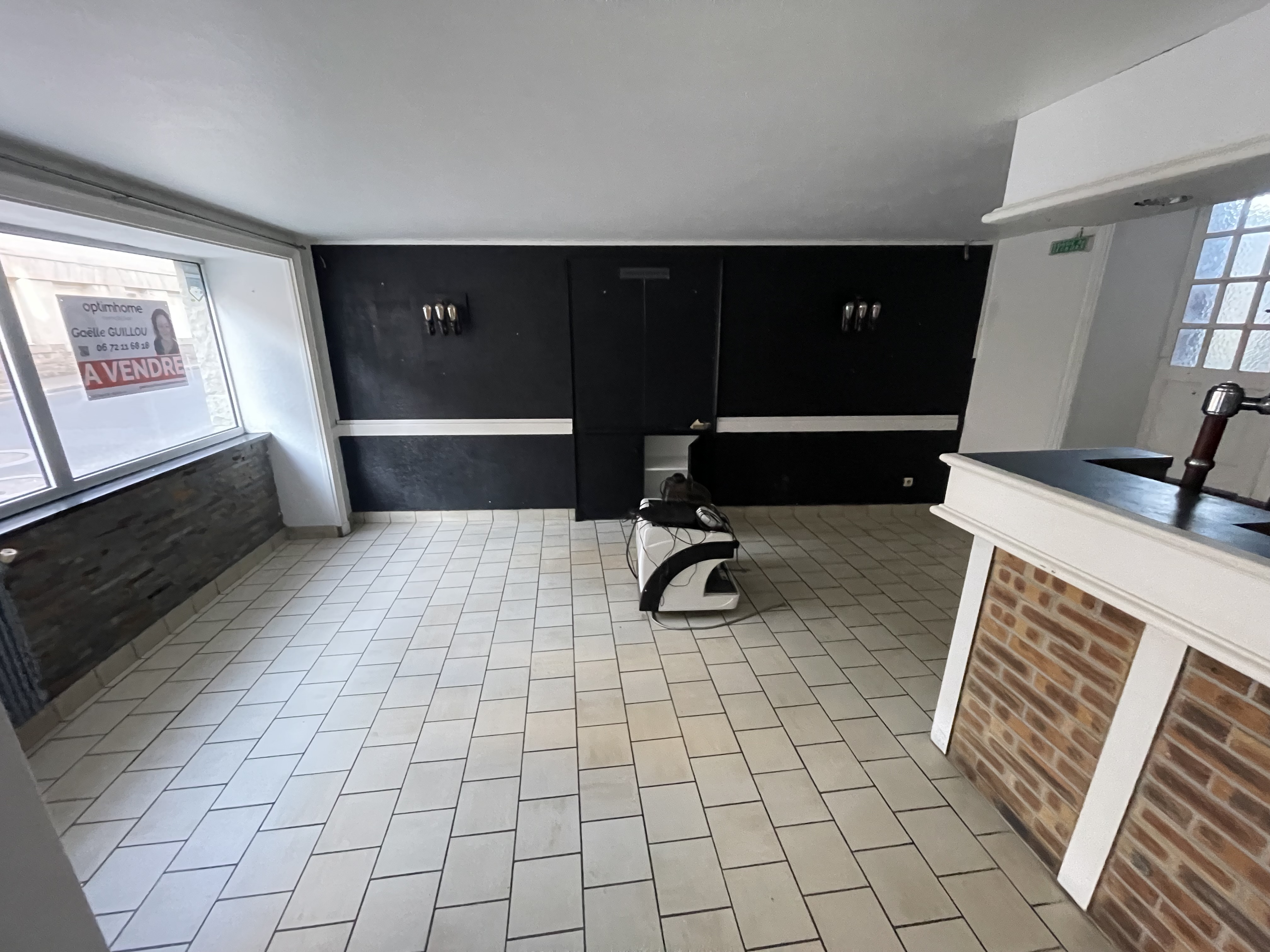 À saisir 
Local commercial bel emplacement 
Idéal Pour restauration 
Restaurant crêperie pizzeria grill
Possibilité tout autre activité (prévoir travaux si le cas)
Actuellement vide
Pas de pas de porte à acheter 
Pas de licence 4
Façade ensoleillée 
Dégagement devant garantissant la visibilité 
loyer 850€ 
Sanitaire 
Situé dans la rue principale 
Quartier en plein développement à 200m
Proche poste, lycées, église, cinéma, boulangerie 
Libre d’occupation