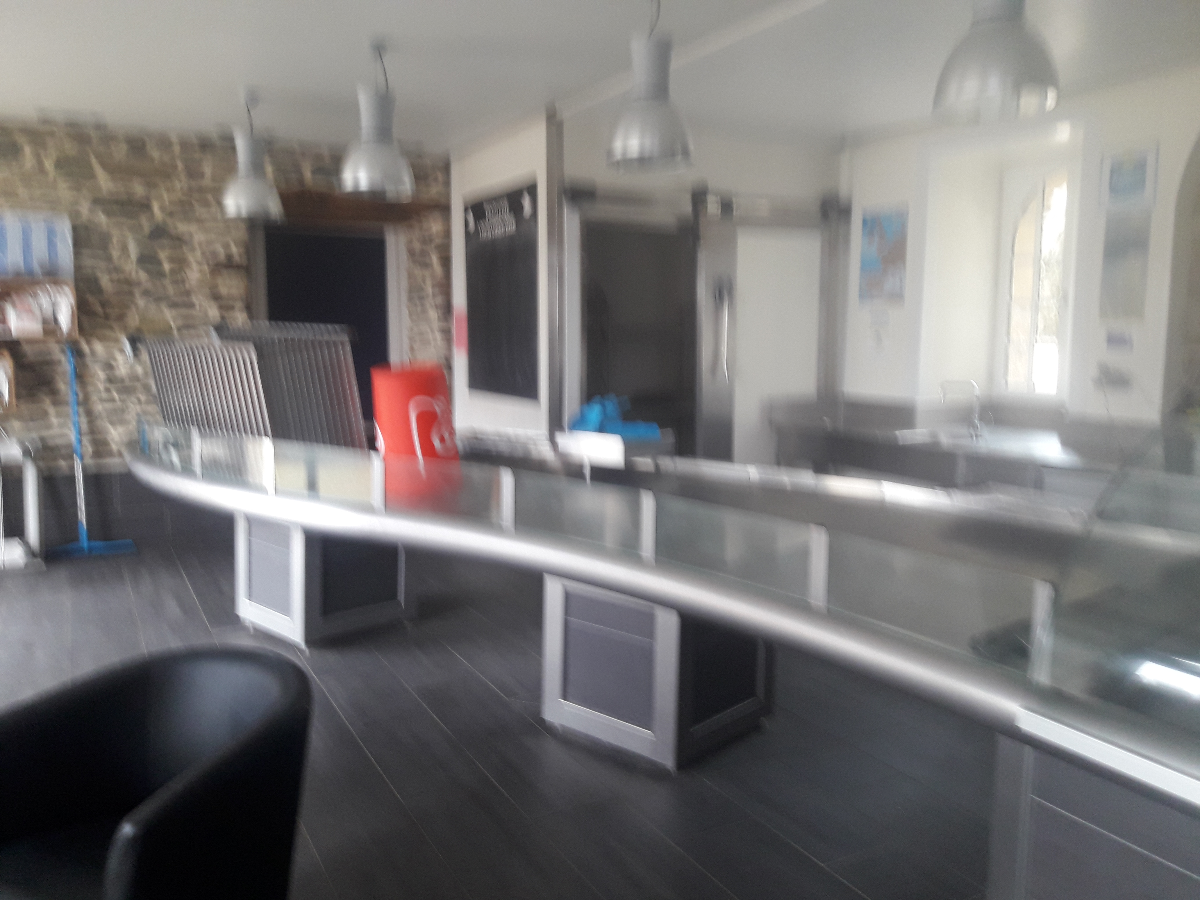 Poissonnerie – Traiteur

Cause retraite, à reprendre sur la commune de Plestin Les Grèves, fonds de commerce d’une très belle Poissonnerie-Traiteur, renommée, ainsi que sa tournée de marchés, ses clients restaurateurs et écoles locaux.

L'entreprise possède 2 établissements : 

•	Un point de vente implanté au cœur du bourg de Plestin-les-Grèves constitué d'un magasin de 60 m², 1 laboratoire de 30 m², ainsi que 30 m² de réserve. Le local est équipé du matériel suivant : un frima 6 niveaux, un Vario Cooking Center, une cellule de refroidissement avec moteur déporté et silencieux ,3 frigos, une chambre froide, un lave ustensiles professionnel, une vitrine traiteur, 1 étal à poisson réfrigéré, une chambre froide, 1 vivier de 900 l, des balances aux normes.

•	Un atelier de 160 m² situé dans la zone artisanale de Locquirec permettant le stockage et la transformation des produits dans de bonnes conditions d'hygiène et de gestion des déchets sans nuisance pour le voisinage. Cet atelier entièrement équipé comprend une zone de transformation filetage, 1 local cuisson avec un steamer inox gaz (cuiseur) de 150 litres, 2 grandes chambres froides, un local à déchets réfrigéré, 2 viviers de 1500 l, 1 vivier de 1200 l, 1 vivier de 1100 l, 2 viviers de 300 l, une machine à glace Maja 1 T/j programmable.

Le matériel roulant est récent et entretenu :
•	1 Vito, 2 Transporteurs, 1 Crafter
•	1 remorque Sofinox pour faire les marchés

Des possibilités de logement sont offertes et inclues dans le loyer du bâtiment de la poissonnerie :

•	Un logement de fonction à l'étage de la poissonnerie de 120 m² et un espace de stockage au grenier de la même surface (maison entière sur 3 niveaux)

•	La mise à disposition d'un mobil-home de 30 m² avec 2 chambres pour le logement des saisonniers

Cette affaire est saine et bénéficie d'une forte notoriété au plan local du fait de son ancienneté. La clientèle est fidèle et régulière

Plusieurs pistes de développement sont à explorer :
-	Développer le segment restauration (Plougasnou à Plougouven) avec une livraison une fois par semaine
-	Développer la fumaison en rajoutant 2 containers derrière l’atelier
-	Faire de la conserve en investissant dans des nouveaux locaux près de l’atelier

L'équipe comporte 6 personnes plus l'exploitant

Le prix de vente est de 450 000 € pour le fonds de commerce, le prix de vente des murs de l'atelier est de 170 000 €, le loyer pour la maison entière incluant la poissonnerie et de 1 800€ hors taxes (comprenant le logement de fonction).

La dirigeante actuelle accompagnera le repreneur s'il le souhaite.