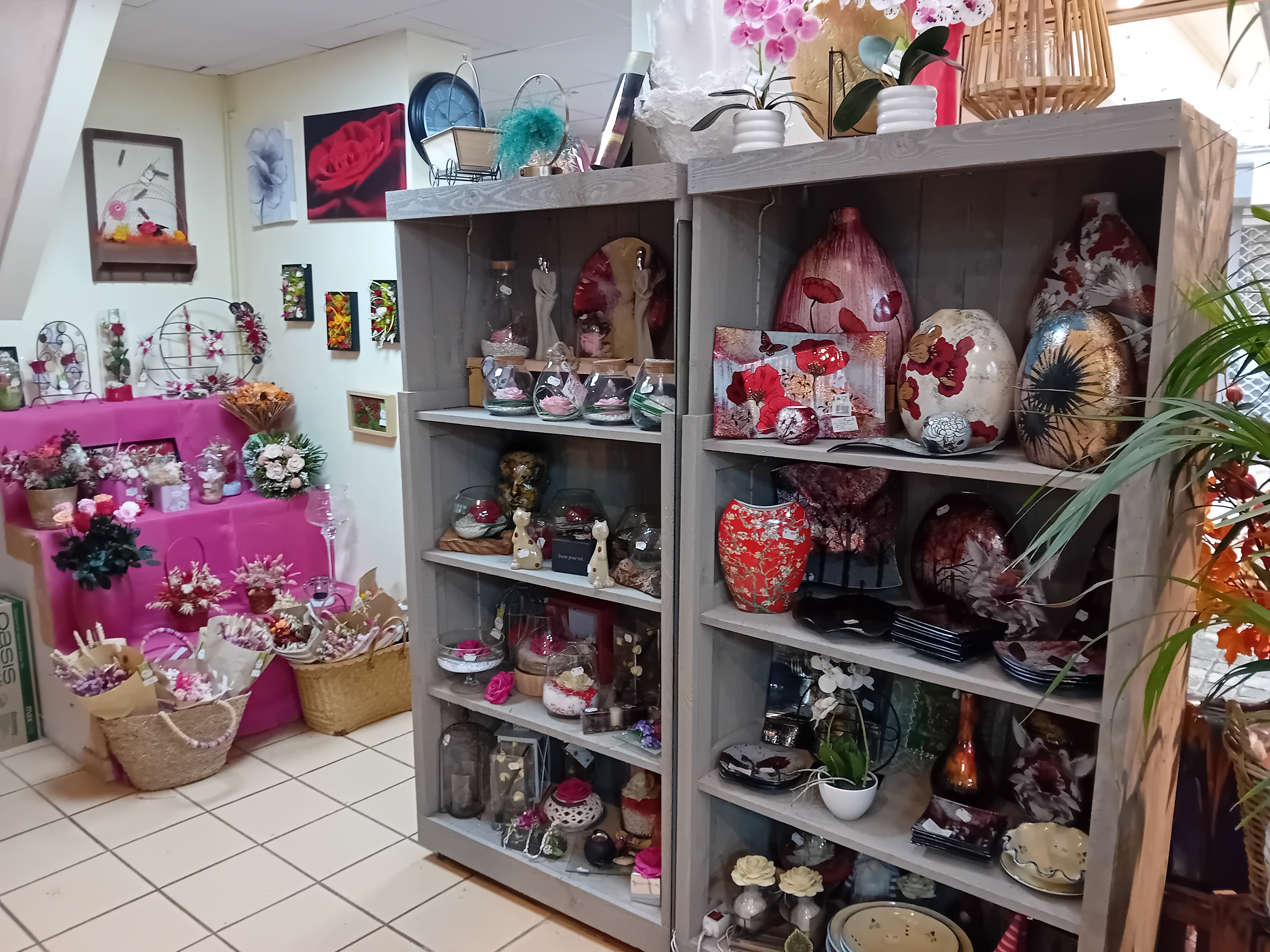 A vendre fond de commerce fleuriste/cadeaux/ articles funéraires dans ville de 3500 habitants , surface de vente de 120 m2 avec possibilité étalage extérieur dans une rue piétonne.