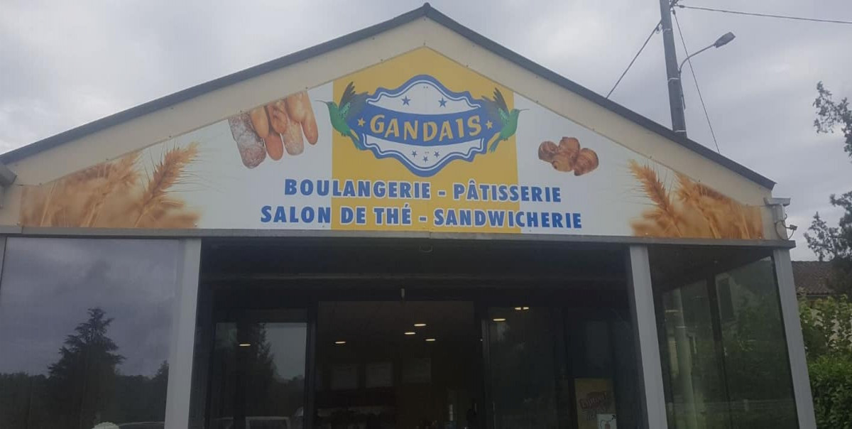 a vendre boulangerie patisserie, 300 m2, erffectif  de 4 pers, tout boutique, aux normes handicapes et materiel recent. Boulangerie crée en 2013, chiffre d'affaire en augmentation chaque année. chiffre d'affaire 380 000 euros.
loyer 1800 euros HT, murs a vendre 230000 euros