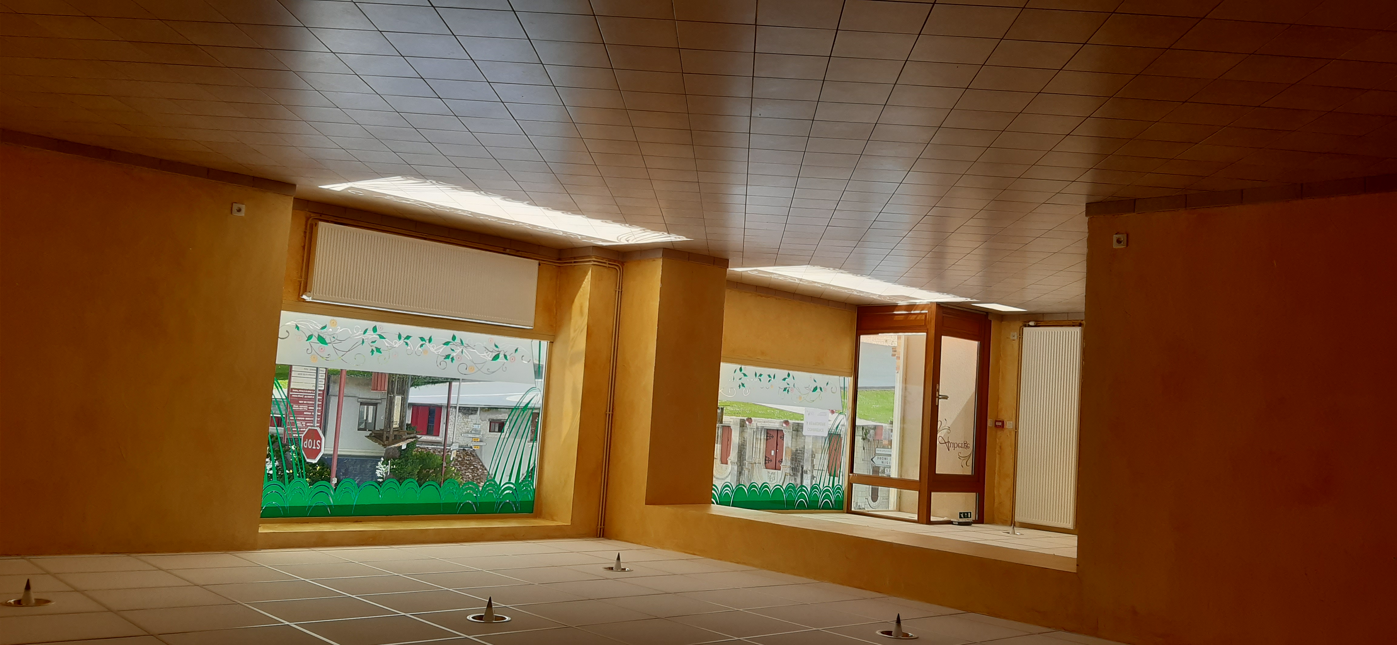 Reprise d'un local commercial d'une surface d'environ 350 m²suite à cessation d'activité pour cause de retraite (anciennement hôtel restaurant)après 32 ans d'activité. Peu convenir pour un commerce multi-services.