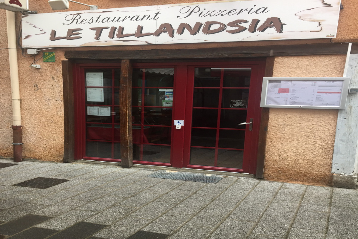 Petite pizzeria restaurant en plein centre ville. Proche de toutes commodité. Elle a été créée il y a bientôt 50ans et as toujours attiré les locaux ainsi que les vacanciers. De mai à novembre une terrasse est installé dans la rue et il n?y as pas de passage de voiture et elle est ombragée.