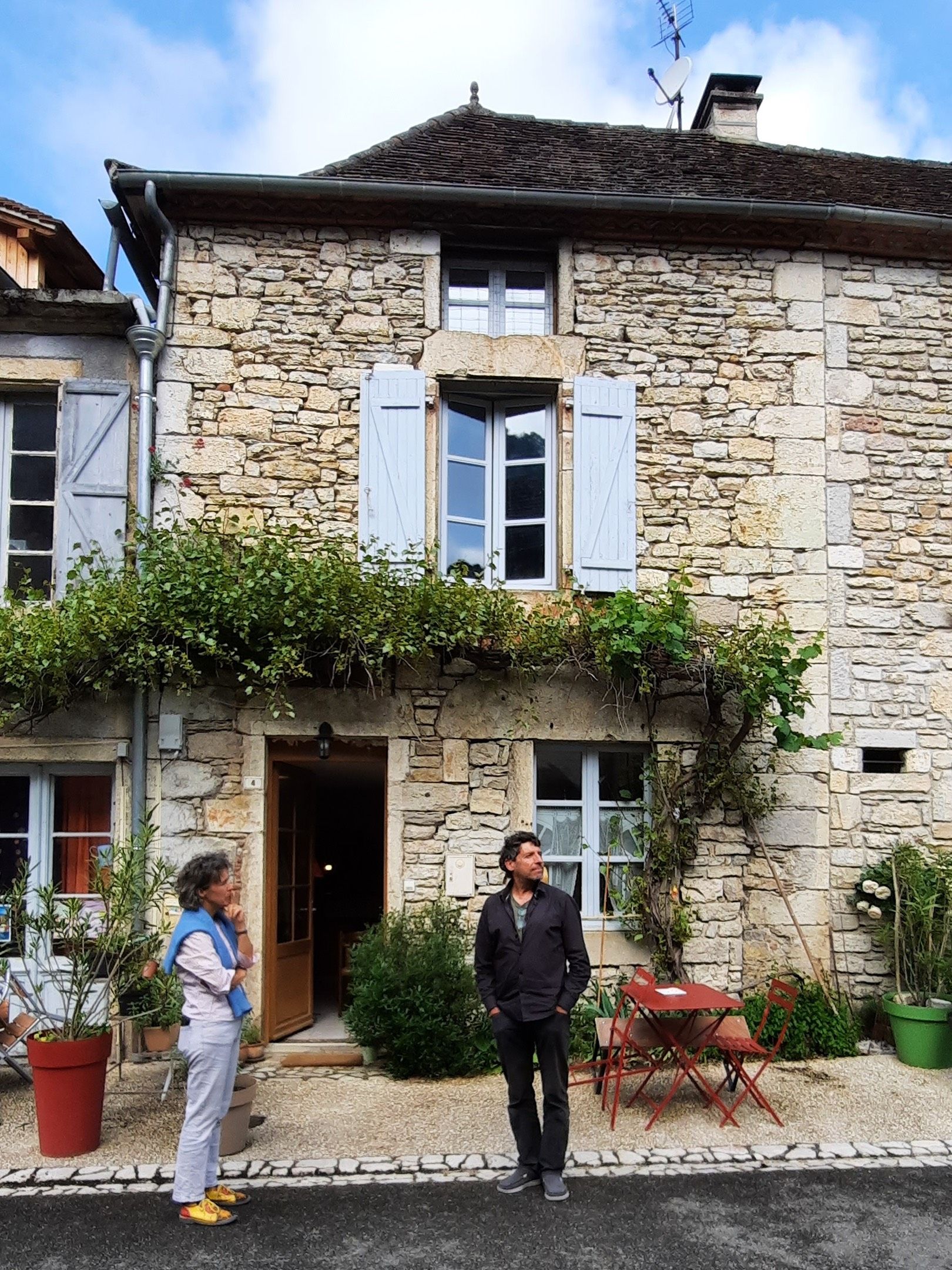 Nous vendons, dans le coeur du Bourg de Marcilhac-sur-Célé (Lot), un ensemble indissociable de 3 bâtiments et 1 fonds de commerce. Idéal pour un couple de pèlerins-marcheurs.
Marcilhac est un village « hors du temps » de 200 habitants en bord de rivière avec épicerie, boulangerie, poste, médecins, école primaire, idéalement situé sur le chemin de Compostelle (Variante dite « du Célé » GR651).
Le fonds de commerce couvre un gite de marcheurs et un café, exploités par nos soins.
Description
- Batiment N°1 Gite d’étape = au rez-de chaussée 1 salle commune, 1 cuisine ouverte, puis sur 2
niveaux 4 chambres (15 couchages), 3 salles de bain, 1 cabinet de toilette, 5 WC, 1 cave. Le
tout sur 110m² habitables (135m² au total).
- Bâtiment N°2 Café/Resto = au rez-de-chaussée, une salle de restaurant (19 couverts , 25 en terrasse),
cuisine et plonge aménagées et équipées, buanderie, WC. Sur 72 m² (80 m² au total). Au
dessus, un étage et combles à restaurer entièrement sur 105 m² habitables (150 m² au total),
bel espace avec potentiel. Toiture refaite à neuf en 2019.
- Batiment N°3 Habitation = au rez de chaussée, un séjour avec cuisine ouverte, 1 WC. Au-dessus
un étage avec chambre, salle de bain et WC, puis comble aménagé avec un cabinet de toilette
et WC. Les 3 bâtiments sont reliés par une cour qui reste fraiche tout l’été.
- Fonds de commerce « restauration/hébergement » actuellement exploité sous le statut de micro-
entreprise. License III. Chiffre d’Affaire en constante progression. Possibilités de développement.
Ouverture Avril à Octobre.