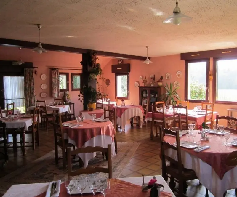 Murs auberge en arrêt depuis 4 ans( cause invalidité) vendue en l'état avec tout le matériel pour travailler. Meubles -linges de maison -coutellerie- verrerie- cuisine pro-de 21m2 - (matériel Capic) chambre froide- Grand terrain de 12500m2 garage 2 places- parking de stationnement- 3 salles- 1 office- 1 laverie- 1 sous sol (salle de réunion-1 cave 
pas de licence 4 - 
appartement au dessus du local commercial comprenant:  1 grande salle de vie -1 cuisine-4 chambres 2 salles de bain avec WC séparé
1 grande maison mitoyenne GRATUIT à refaire entièrement de 158m2 avec 8 chambres (ancien hôtel) 
Dans l'ensemble Pal mal de travaux de remise au propre à prévoir, nettoyage et refonte du jardin., chauffage de l'appartement, poêle à granules à revoir mais l'ensemble est sain et la toitures en ardoises avec crochets inox
Belle opportunité pour le prix