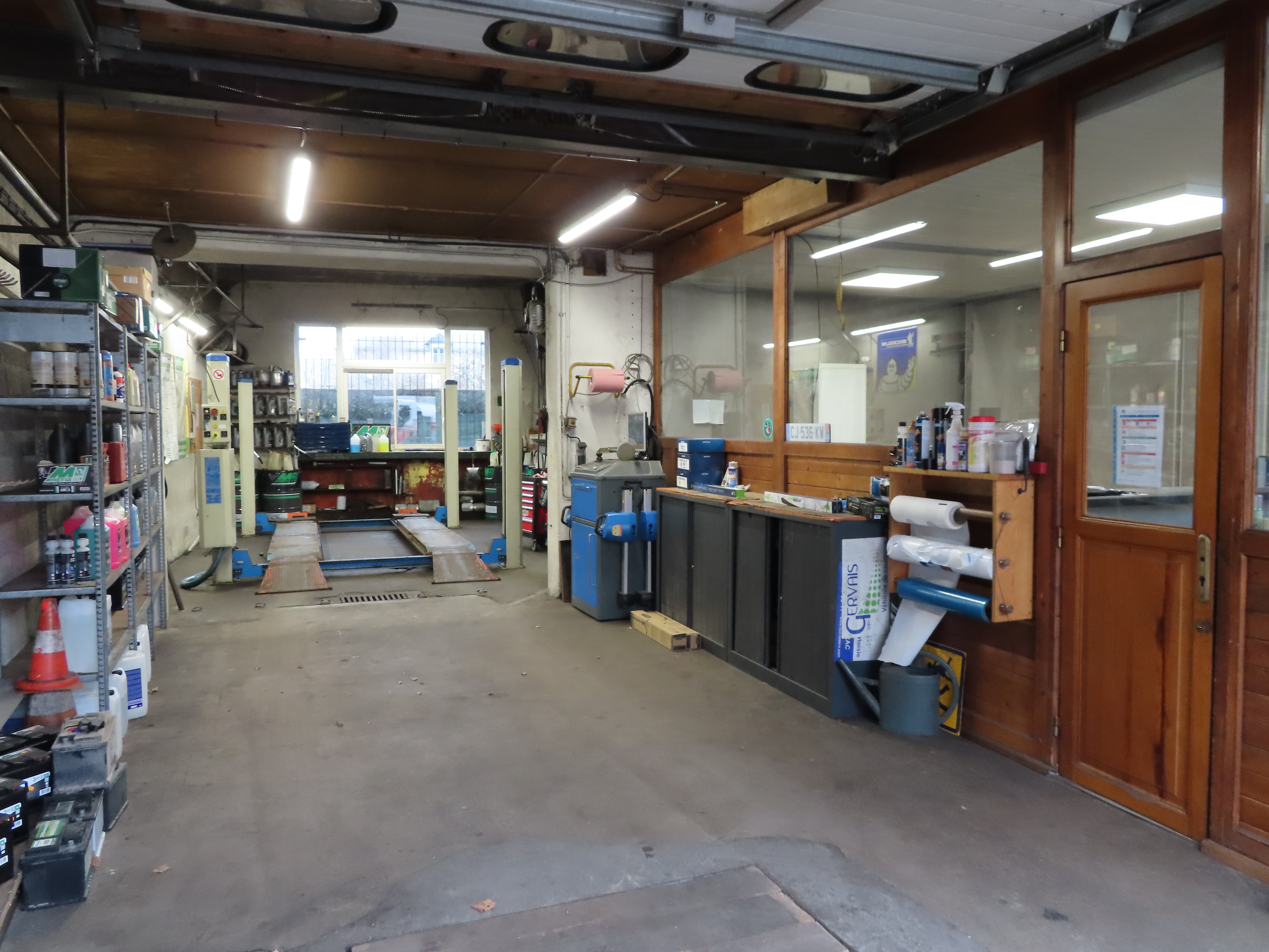 A reprendre, activité de garage automobile avec station-service, entretien, réparation toutes marques,  implanté au cœur d’un village étape de l’autoroute A75 reliant Clermont-Ferrand à Montpellier.
Le garage est composé de deux ateliers de mécanique (environ 100 m² chacun), d’un espace bureaux, d’une réserve (44 m²) et d’une cour équipée d’un automate (deux pompes, trois pistolets) 24h/24 CB et cartes privatives. 
Matériel en bon état de fonctionnement. 
Clientèle de particuliers, entreprises et collectivités. 
Équipe de 2 salariés. Chiffre d’affaire en progression constante.
 
Logement à l’étage (T3).