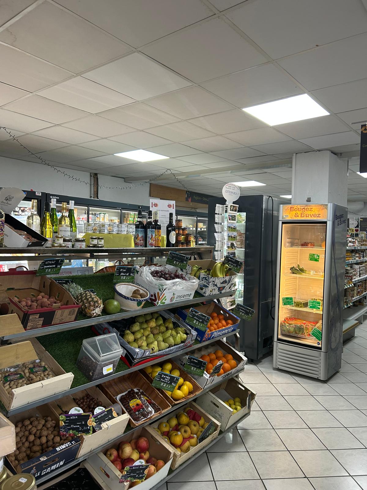 Vous avez le projet de reprendre une activité dynamique et essentielle au cœur d’un village du Nord Aveyron ?

Ce commerce de proximité, stratégiquement situé au centre du village, répond aux besoins quotidiens des habitants : alimentation, tabac, presse, jeux FDJ, gaz.

POINTS FORTS : 
Chiffre d’affaires 2024 : 397 000 €
Activité diversifiée garantissant une rentabilité pérenne
Bail commercial 3-6-9, loyer mensuel 400€
Emplacement stratégique :  visibilité et passage
Magasin exploitable en l’état, prêt à accueillir son nouveau repreneur
1 fournisseur principal + producteurs locaux pour valoriser le territoire
Clientèle locale, clientèle de passage et forte clientèle touristique en été avec la notoriété du plateau de l’Aubrac
Sans concurrence directe.

PROJET DE REPRISE IDEAL POUR :
Un couple de repreneurs souhaitant s’investir dans un projet solide
Ou
Un repreneur  accompagné d’un salarié pour assurer la continuité
Localisation : au cœur du village, dans un environnement convivial et porteur.
Une opportunité rare pour continuer l’aventure d’un commerce bien développé et devenir acteur de la vie locale !

Contactez-nous dès maintenant pour plus d’informations et visiter ce commerce.