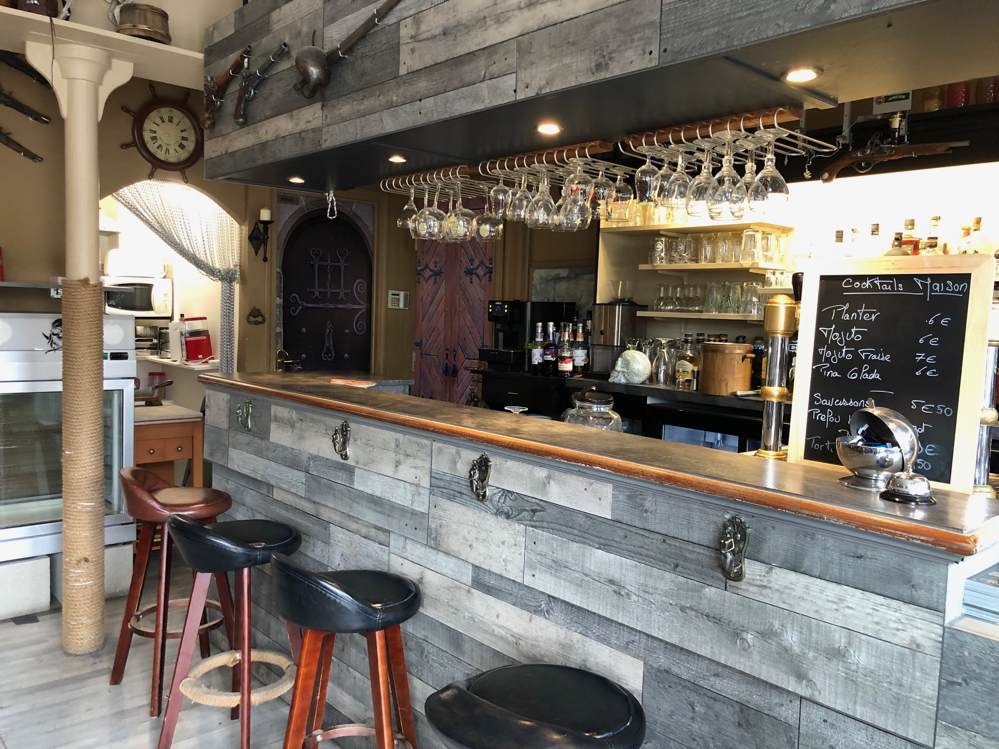 Je vend mon bar , tabac, FDJ situé dans un quartier agreable d'Alencon,  pres d'un parc.
Les places de parking sont gratuites, tres facile pour se garer.
Belle clientèle.
Il  pocède une terrasse interieure toute l'année et une terrasse exterieure 5 mois de l'année .
La déco est sur le theme des pirates.
Il pocéde une petite cuisine amenagée, une tres grande cave avec une piéce comprenant frigos et congelateur.
A l'etage un appartement de 60 m2 en  tres bon etat.
Je l'ai mis en vente le fond de commerce car j'aimerai prendre ma retraite.