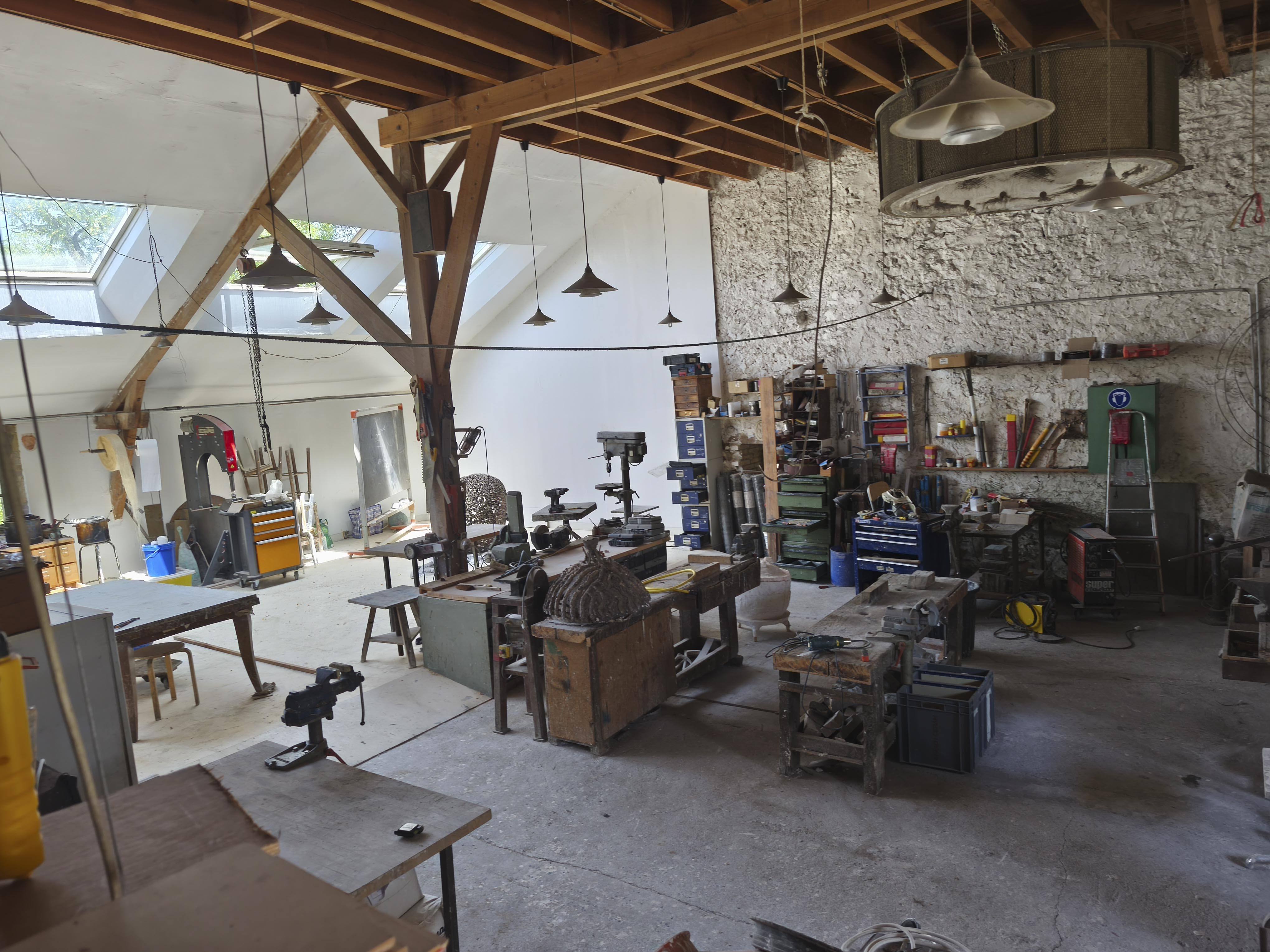 A VENDRE ATELIER DE SCULPTURE ET FONDERIE D'ART + CABINET DE THERAPEUTE - SECTEUR NORD CREUSE / PORTES DE LA CREUSE EN MARCHE - CHÂTELUS-MALVALEIX (23270) 

Après 37 années consacrées à façonner et à développer cet ensemble immobilier avec passion, les propriétaires souhaitent aujourd'hui le transmettre à de nouveaux porteurs de projet.

Située à 500 mètres du bourg de Châtelus-Malvaleix (23270), commune d'environ 550 habitants bénéficiant de l'ensemble des commerces et services de proximité (supérette, boulangerie, boucherie, pharmacie, pôle de santé, établissements scolaires, services bancaires et postaux, coiffeur, restaurants, station-service, etc.), cette propriété de caractère s'étend sur un terrain de 1,15 hectare dans un environnement naturel préservé.
Ses importants volumes et la diversité de ses espaces en font un ensemble immobilier particulièrement adapté au développement d'activités artisanales nécessitant de grandes surfaces, artistiques, culturelles, touristiques ou liées au bien-être, ainsi qu'à tout projet de vie associant activité professionnelle et cadre de vie privilégié.

L'ensemble immobilier comprend :
 - Une maison de caractère en granit de 152 m² habitables sur 3 niveaux ;
 - Un atelier d'artiste de 225 m² avec mezzanine ;
 - Une fonderie d'art de 80 m² ;
 - Un studio indépendant de 50 m² ;
 - Un cabinet de thérapeute de 20 m² ;
 - Un grenier aménageable de 145 m² avec plancher en bois massif et 5 vélux ;
 - Plusieurs dépendances : caves et cellier.

La maison principale, particulièrement lumineuse, offre 6 chambres et 9 pièces. Elle comprend une cuisine-salle à manger avec dallage en granit d'origine, un salon avec poêle de masse ouvrant sur la terrasse et le jardin, ainsi que plusieurs espaces de rangement.
À l'extérieur, le terrain attenant accueille un verger, deux étangs, un grand jardin, une serre dôme de
45 m² et une terrasse bénéficiant d'une vue dégagée sur la campagne creusoise.

La propriété est équipée d'une installation photovoltaïque comprenant :
 - 9 kW de panneaux solaires générant environ 3 000 € de revenus annuels ;
 - 3 kW supplémentaires dédiés à l'autoconsommation.

Chauffage par pompe à chaleur, chaudière gaz à condensation et poêle à bois.

Prix de vente : 287 000 € net vendeur – à négocier

📞 Renseignements : 06 75 05 25 98

Pour découvrir le bien : https://sculptureparismontreuil.com/maison-a-la-sagne/