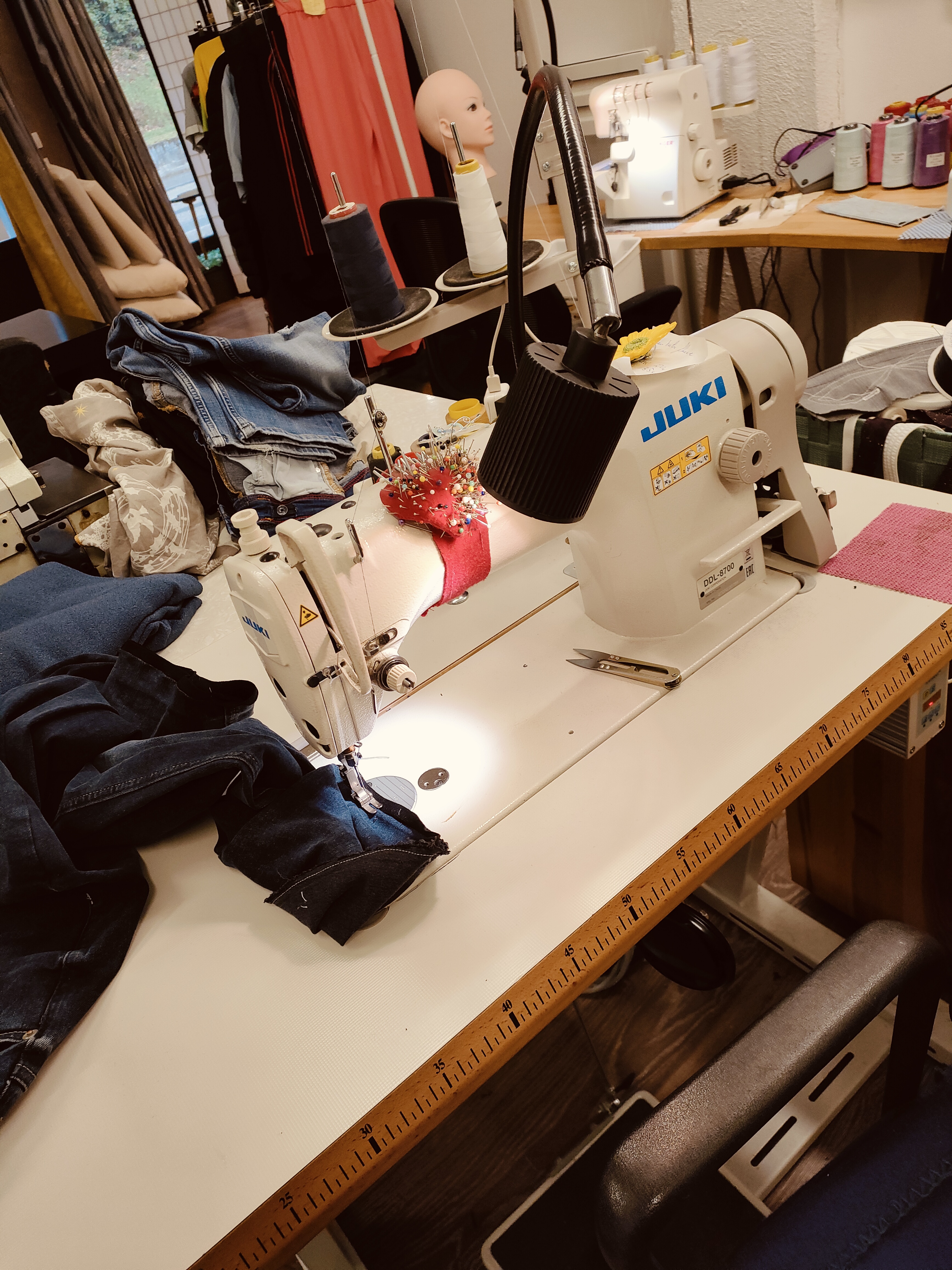 Charmant petit atelier de couture et de retouches tout équipé sur 52 m carré.loyer modéré, 
A exploiter a plein temps, clientèle fidèle au rdv. 
Arrêt pour cause de retraite.
Atelier fondé en 2019 ,n'a pas acquis son plein potentiel , idéal pour jeune couturière,.