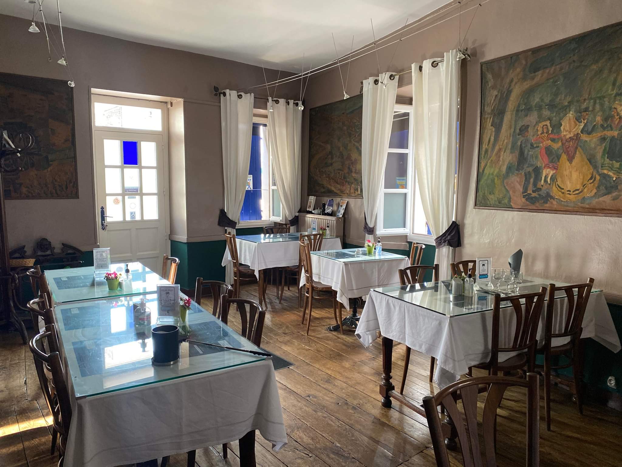 Restaurant stratégiquement situé à Bellac nord 87 sur axe très passant. Il bénéficie d'une visibilité maximale attirant de nombreux passants et résidents et touristes. 
Ce restaurant installé dans un beau bâtiment ancien relais des postes (400 ans) propose une cuisine traditionnelle avec des produits locaux. 
Il dispose de deux salles la première 60 m2 où se trouve sur les murs des des fresques d'un peintre local Aimé Valat et la deuxième 20 mètres carrés. Exploiter depuis plus de 27 ans l'établissement a une très bonne renommée. 
Vous pouvez bénéficier ainsi d'une base de clients déjà établi avec un potentiel de croissance prometteur, constitué à 70 % de gens de passage. 
Aménagement fonctionnel et adapté pour un repreneur dynamique matériel entretenu et aux normes. 
Au-dessus se trouve un logement susceptible d'être aménager en salle.