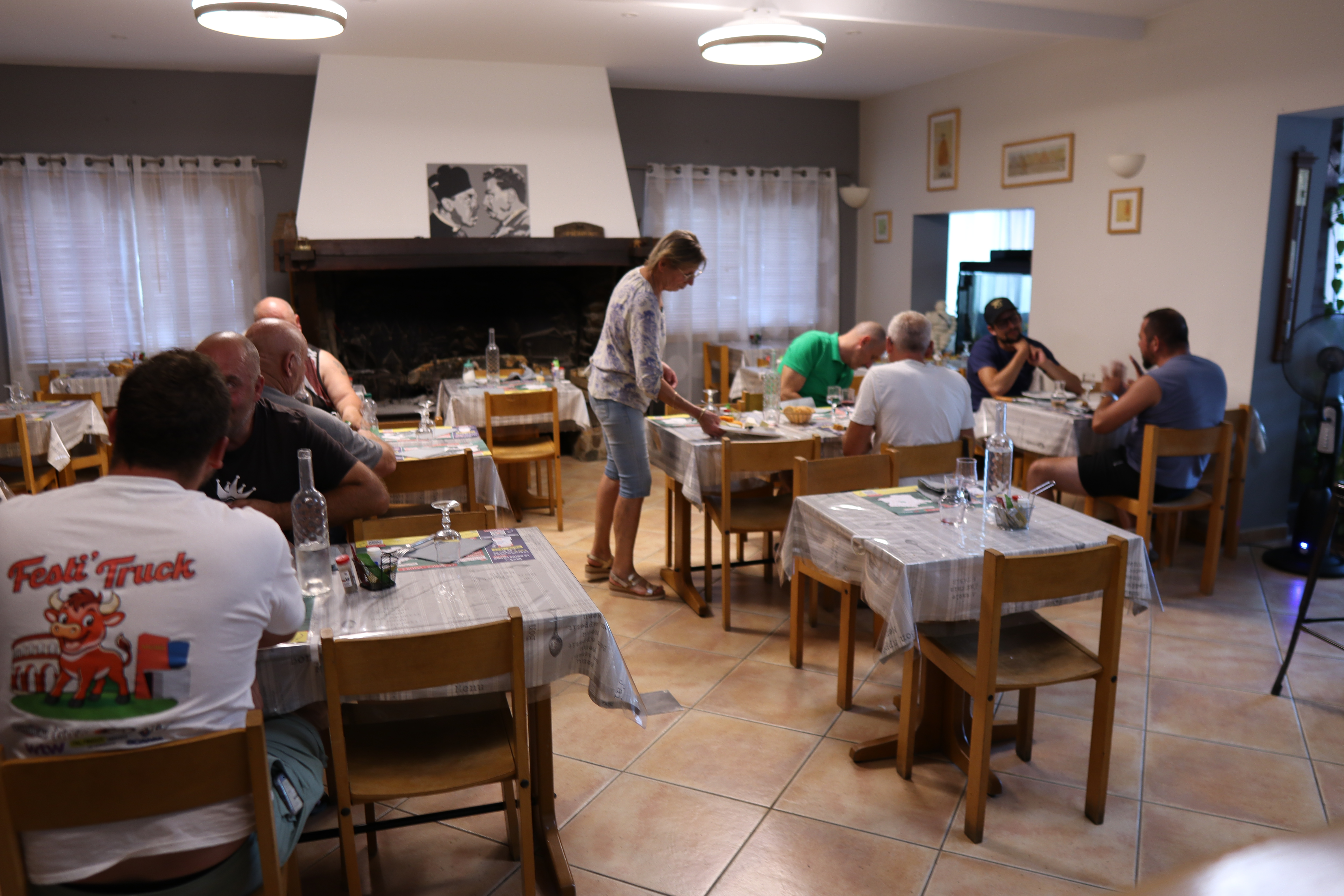 Hérault Snack Bar Restaurant Routier Licence IV MURS + FONDS

"Cause santé et retraite, très belle opportunité pour cette acquisition"

Dans l'arrière pays héraultais, vend Snack Bar Licence IV Restaurant routier + Potentiel annexe logement à créer+3 Box

Murs et Fonds de commerce sont indissociables

Superficie salle du bar restaurant 70 m2 en exploitation restreinte, deuxième salle de restaurant 56 m2 en potentiel d'exploitation immédiat + salle de snack 70 m2

Une possibilité totale d'accueil de 80 couverts (actuellement 40 exploités)

L'agencement et le matériel sont complets et en parfait état

Toute l'exploitation est aux normes

Accessible aux personnes à mobilité réduite

Situation :

à l'Ouest du département de l'Hérault sur un passage majeur entre le Massif Central et les bords de la Méditerranée, situé à l'intérieur du Haut Parc du Languedoc, unique Routier à 50 km à la ronde ! Béziers et fournisseurs à 40 km, commerces à 12 km

Réputation de l'Entreprise :

« Google » : « auberge de Rodomouls » avis : 4,6/5, Truckfly by Michelin» : excellente réputation


LE FONDS

Les équipements :

Restaurant :

1 grande salle avec cheminée monumentale (70 m2) avec 6 tables 2 places et sept tables 4 places avec buffet self frigorifique (une deuxième salle équivalente disponible, avec une dizaine de table de restauration, elle jouxte la première salle, 48 m2) La deuxième salle non exploitée actuellement peut servir aussi de salle séminaire avec matériel de projection fourni (SAMSUNG 4K LASER et écran 3X2)

Bar et Snack :

5 manettes tireuse à bière, machine à café 2 groupes CONTI, lave verres, machine à glaçons, broyeur de café, 4 frigos vitrine (400 L), caisse tactile enregistreuse menus (logiciel ATOO LEO 2.52), Cuisine et annexes INOX (34 m2): piano BARON au gaz : 2 feux, plancha, four gaz, chauffe-assiettes, friteuse électrique grande capacité, plancha électrique inox double, bain marie électrique, rail de hottes globales banque de froid, frigo et grande chambre froide (11 m3), four mixte, cellule de refroidissement, machine sous vide grosse capacité, robot-coupe, batteur et hacheur de viandes, machine à couper le jambon, stérilisateur de couteaux, plaque induction grosse capacité

Salon détente


Sanitaires :

3 WC 3 lavabos, 2 douches avec 3 lavabos

Parking habilité aux deux roues, voitures, camping-cars, caravanes, bus, poids lourds, semi-remorques, convois exceptionnels


Le Bâti supplémentaire :
Logement de fonction F2 à construire  62 m2+ 3 box 33 m2

Ancienneté de l'activité du propriétaire actuel :
20 ans

Transmission et formation :

elle sera assurée par le vendeur (sur deux années maximum)

Clientèle :

chauffeurs routiers, V.R.P., locaux, touristes de passage, entreprises, évènementiels particuliers (fêtes, mariages, etc.)

Ratios clés de l'activité :

nombre de couverts/jour : 25
nombre de place assises (première salle) : 40
nombre de place assises (deuxième salle)
potentiel places assises supplémentaire : 40
ticket moyen: midi 25 € / soir / 30 €
nombre de jours d'ouverture : 4 1/2
fermetures hebdomadaires : vendredi soir, samedi et dimanche
fermetures annuelles : août et Noël jour de l'An

État des locaux :
Parfait état de fonctionnement


LES MURS

Superficie de la parcelle : 4084 m2
Superficie des bâtis : 270 m2 (le restaurant et les sanitaires) + 60 m2 (logement type F2 à construire) + 30 m2 (box voitures)
Servitudes : aucune
Assainissement : mini fosse station d'épuration
Type de chauffage : plancher chauffant pompe à chaleur
Ouvertures : anti effraction DV SP10
Électricité aux normes
Système de surveillance : caméras vidéo

Information sur l'entreprise

Chiffres d'affaires :
2021 -  (Covid + problème de santé)
2022 - 147.575 €
2023 - 154.139 €
2024 - 132.476 € (communes St Pons et St chinian fermées au poids lourds toute l’année)

N.B.
Avec la deuxième salle de restaurant ouverte, on aura immédiatement le doublement du chiffre d'affaire, soit environ 300.000 €

Prix de vente
MURS + FONDS + Logement + 3box: 450.000 €

Agences s'abstenir