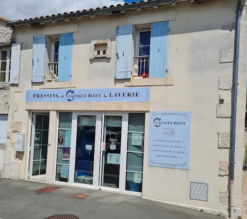 Situé sur le littoral charentais (axe Bordeaux/Saintes)
A vendre fond de commerce de Pressing, laverie, blanchisserie en nettoyage aqua.

Installée depuis 2007,   je pars à la retraite et je n'ai pas de salariés.

Points forts : 
Clientèle fidèle
Emplacement en cœur de bourg.
Loyer communal de 375 euros HT.