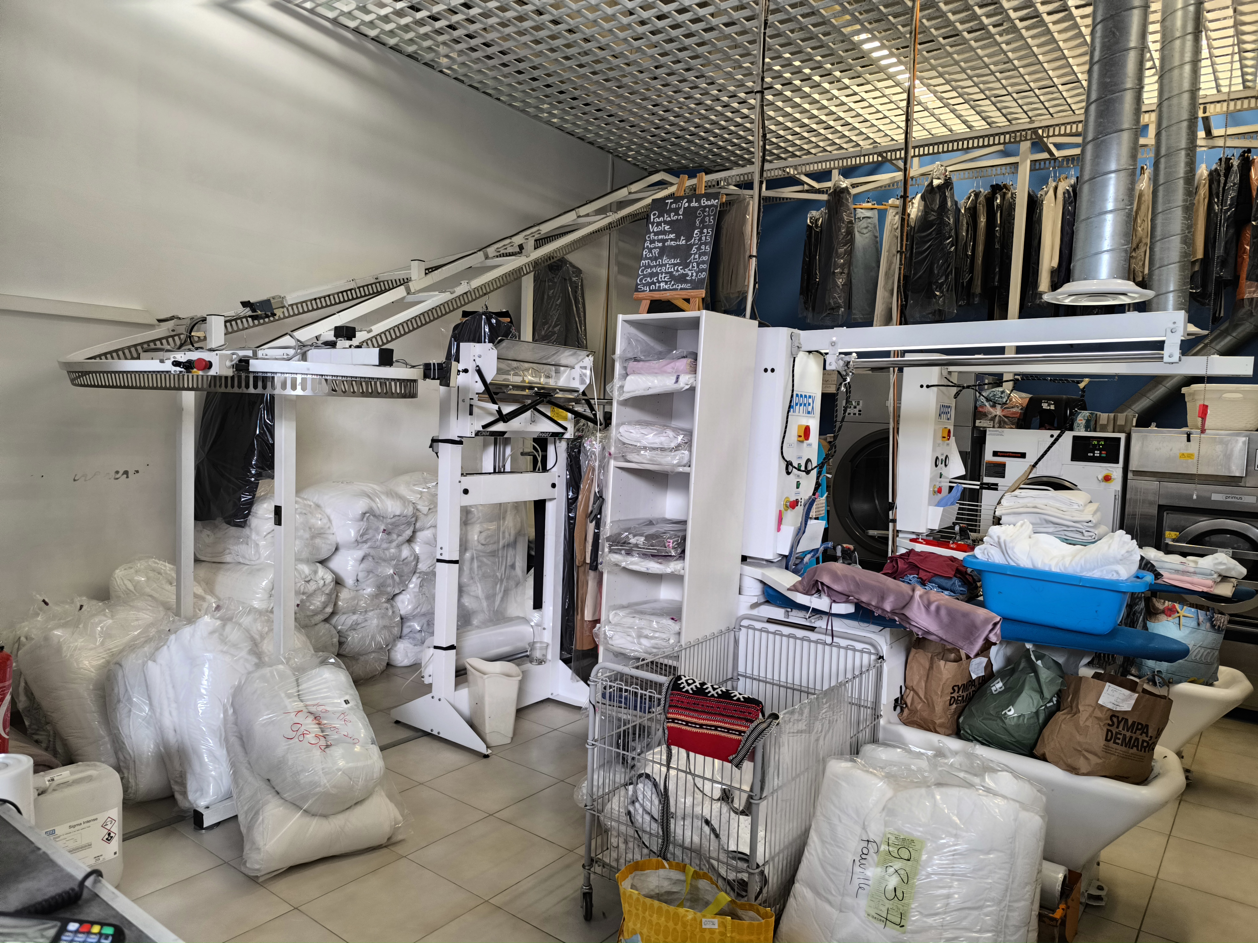 Vend pressing cause retraite dans galerie marchande très fréquentée, Machine a sec  de 5 ans entièrement révisée annuellement,  factures de révision à l'appui grand convoyeur, machine a laver.
Installée depuis 16 ans .
CA régulier a hauteur de 150000€
Loyer attractif pour être dans une galerie 1750 € HT.
Je pourrais accompagner les acheteurs quelques mois.
Le prix est hors frais de notaire.