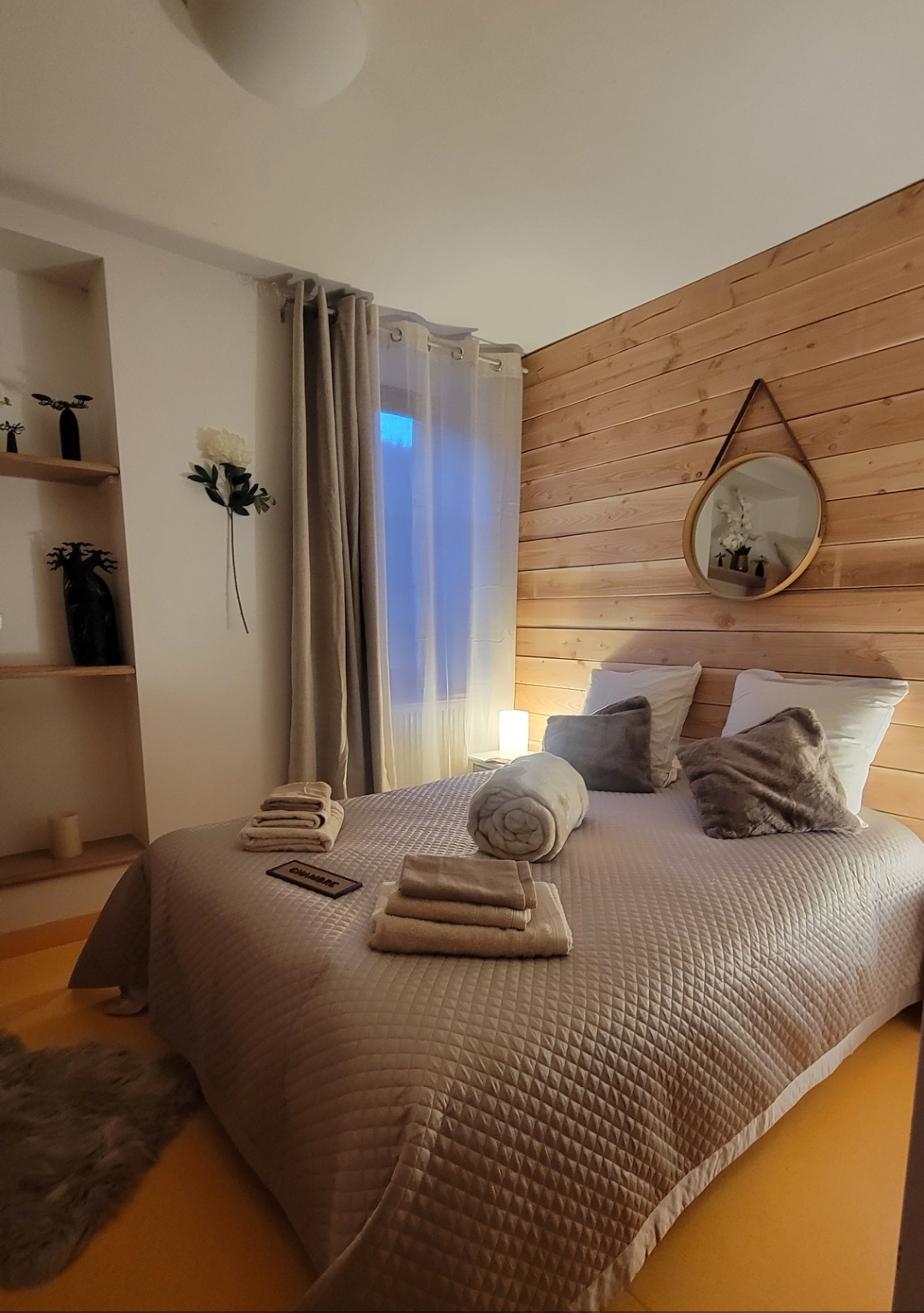 Activité bar, restaurant et 4 chambres d’hôtes, située dans un petit village de 200 habitants dans le Livradois – Forez à proximité de grands axes (N102 à 12 km et A75 à 35 km - 50 min du Puy en Velay et 50 min de Clermont-Ferrand).
Cette auberge est le lieu principal de vie du village et également un lieu d’accueil pour les multiples randonnées (pédestres, équestres, enduristes et motards). Elle est référencée sur un GR pays « robe de bure et cotes de mailles », relais motards ainsi que sur le petit futé. Sa situation géographique offre un gros potentiel local et également touristique.
L’établissement dispose d’une salle de restaurant d’une capacité de 32 couverts entièrement rénovée, d’un bar équipé en froid, d’une terrasse d’une capacité de 25 couverts ainsi que d’une seconde terrasse pouvant accueillir 30 personnes pour des évènements extérieurs (équipée de mobilier et d’une plancha neufs).
Tout a été rééquipé en 2025 en mobilier neuf : Les 4 chambres d’hôtes sont équipées avec douche et toilettes privatives, une buanderie a été installée sur le palier des chambres, la cuisine a été entièrement rééquipée et la partie stockage froid et réserve également.
L’auberge dispose d’un garage sécurisé pour l’accueil des motards et cyclistes, d’une cave et de deux zones de stockage secs.
L’établissement dispose d’un logement de fonction type T4 au dernier étage.
Bail commercial 3/6/9 - Loyer : 720 TTC logement de fonction compris.
Prix du fonds : 39 000 €
Un bilan financier sera fourni aux personnes désireuses de reprendre ce bien.
Cet établissement ne demande à ce jour aucun investissement pour travailler et tout le matériel nécessaire restera en place ainsi qu’un carnet de réservation pour la saison déjà programmée.  
Contacts : Auberge du Fromager du Doulon - tél : 04 71 76 43 59 - mail : aubergedufromager@gmail.com
CCI 43 - N. BARDAKOFF : tél : 04 71 50 88 01 ou 04 71 09 90 00 mail : n.bardakoff@hauteloire.cci.fr