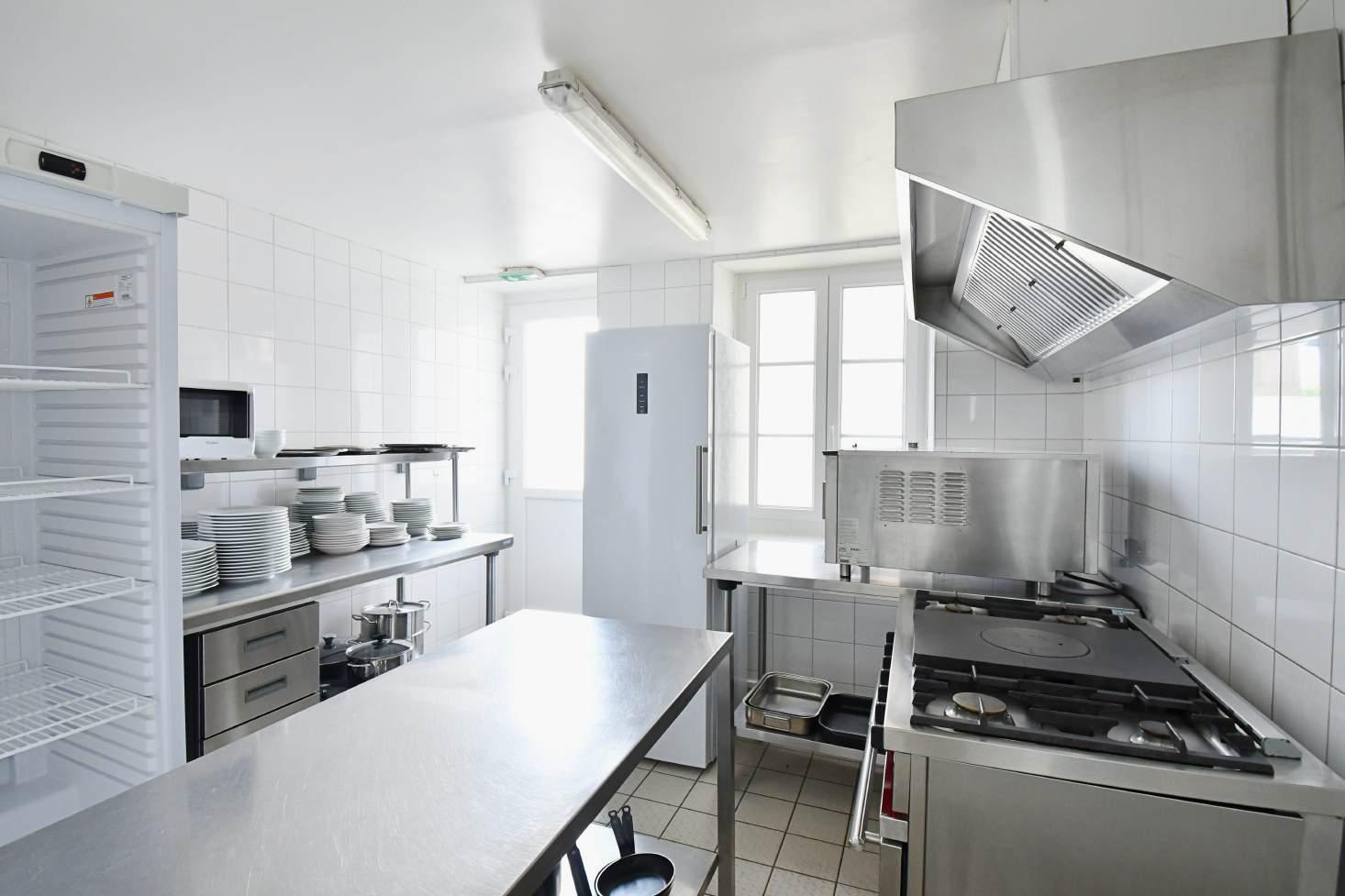 Vous souhaitez développer une activité de restauration, d’hébergement touristique ou un projet d’accueil en pleine nature ?

Nous proposons à la location une auberge située au cœur du Morvan, dans un environnement naturel recherché, à proximité des sentiers de randonnée, des activités de plein air et des sites touristiques de la région.

Caractéristiques :
- Salle de restaurant équipée
- Bar
- Chambres d’hébergement
- Cuisine professionnelle
- Espaces annexes et réserves
- Parking et espaces extérieurs
- Possibilité de logement sur place selon le projet

Cette auberge bénéficie d’un fort potentiel de développement auprès d’une clientèle touristique, de randonneurs, cyclistes, motards et amateurs de nature.

Nous recherchons des locataires motivés, professionnels ou porteurs de projet sérieux, souhaitant exploiter et valoriser cet établissement. 

Conditions de location :
- Bail commercial
- Loyer à définir selon le projet
- Disponibilité : immédiate / à convenir

Pour tout renseignement complémentaire ou pour organiser une visite, merci de nous contacter :

Jean-Claude Grassot, le maire de Roussillon en Morvan
Téléphone : 0385827323 / 0608531792
E-mail : mairie.roussillon-en-morvan@orange.fr

Dossier de présentation et photos disponibles sur demande.