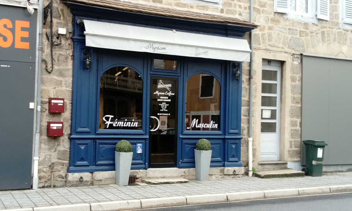 DIAGNOSTIC TRANSMISSION ET ÉVALUATION RÉALISÉS - AMBERT ? Vends fonds de commerce de COIFFURE MIXTE. Emplacement d?entrée / sortie de ville sur axe Ambert / Thiers. Situé à proximité de parking gratuit et de tous les commerces de proximité. Les locaux professionnels ont une surface totale de 60 m2 dont 43 m2 de salon de coiffure, et 17 m2 de réserve, buanderie et toilettes. Le bail commercial sera à resigner. Le loyer actuel est de 399.5 ? TTC par mois. Le matériel est complet et entretenu. Une salariée titulaire du BP coiffure en CDI temps plein est à reprendre. Elle est hautement qualifiée, autonome et fiable. Le chiffre d?affaires moyen sur les trois derniers exercices était de 86 K? HT incluant l?exercice 2020 impacté par la crise sanitaire avec un baisse du CAHT d?environ 15 %. Les possibilités de développement de l?activité sont possibles (service barbier, développement de la vente). Salon incontournable sur Ambert. La cause de la vente est le départ en retraite de la gérante. Un accompagnement sera possible. Le prix de vente du fonds de commerce est de 50000 ?