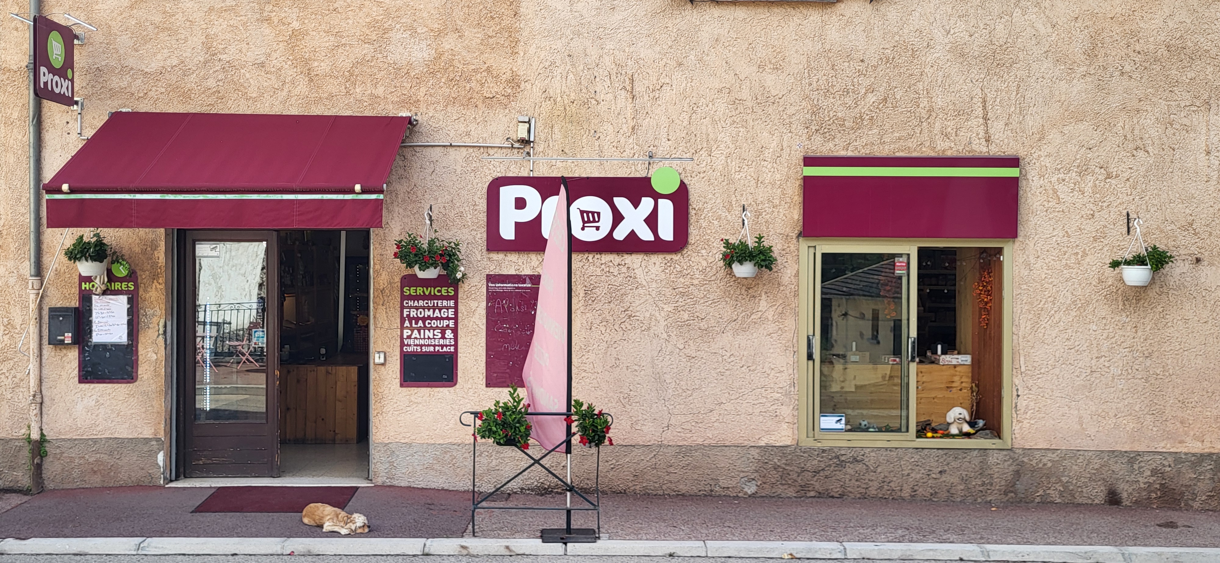 Vend fond de commerce
A st sauveur sur tinee (40mn de nice)
Epicerie multiservice 
Point chaud/fruit er légumes/charcuterie et fromages a la coupe 
Commerce de 100 m2
50 vente/50 reserve 
Situe sur la m2205 route des stations du mercantour et croisement essentiel du GR5. 
Le commerce est situé face au gîte d étape. Au cœur du village. 
2 parking public à proximité 20 et 50m.
Clientèle locale ainsi qu une clientèle de passage saisonnière régulière l été avec les randonneurs cyclistes et motards via GR5 et les différents cols a proximité. 
L hiver puisque la m2205 desser les stations de Roubion Isola2000 Auron et St Dalmas le Selvage