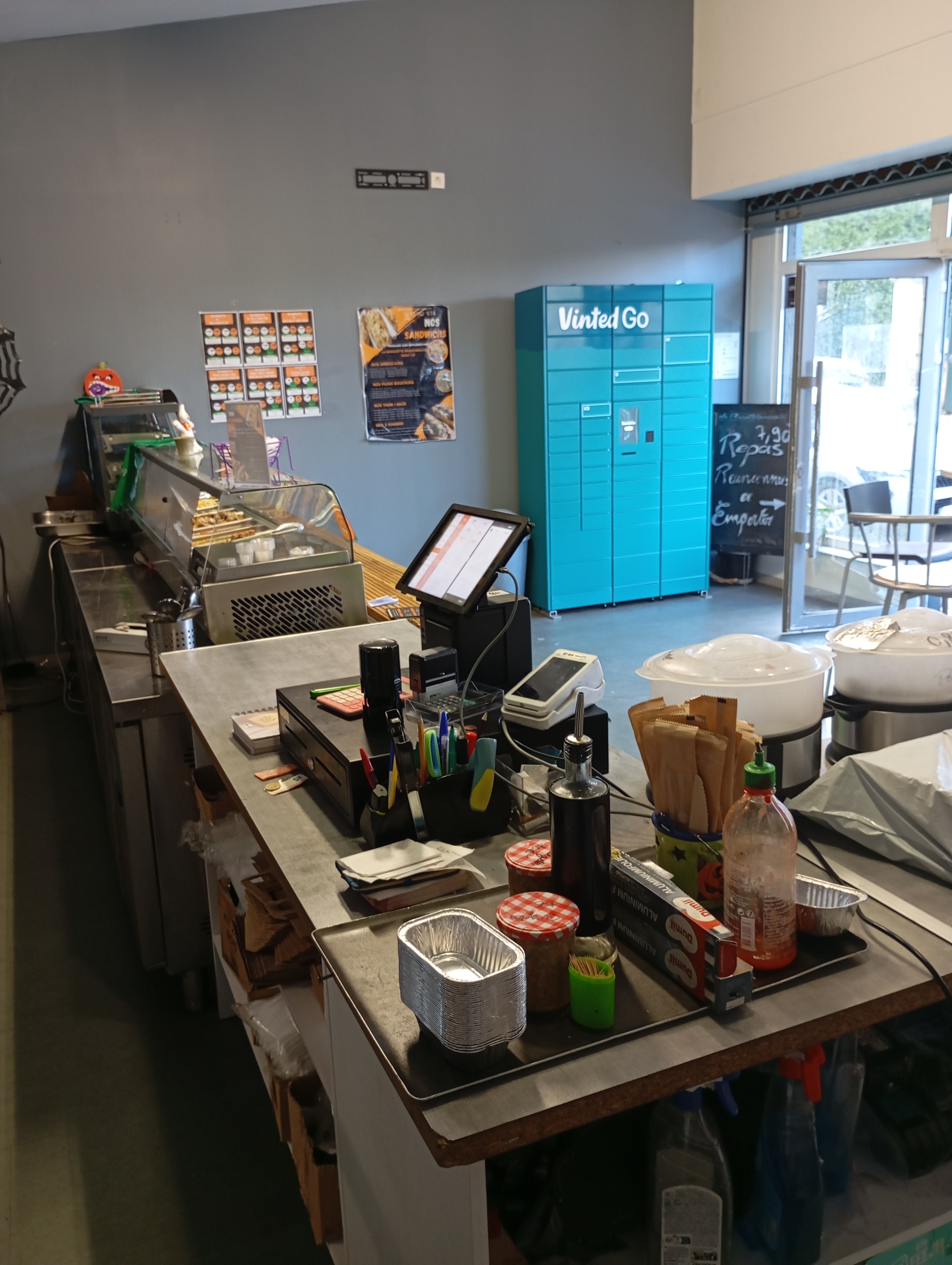 FONDS DE COMMERCE RESTAURANT 95m² – EMPLACEMENT N°1 – PETIT PRIX

36 000 € – NET VENDEUR – AFFAIRE À SAISIR

Quartier Sud – Proche hôpital et centre-ville
Route très passante : environ 8 000 véhicules / jour
Surface totale : 95 m² dont 68 m² salle
Loyer attractif : 850 € / mois
Restaurant réunionnais clé en main (vente à emporter + possibilité sur place).
Clientèle existante.
Bureau 
Toilettes point d'eau chauffe-eau.
Click & Collect + Uber Eats déjà en place.
Point relais colis (+~25 clients / jour).
Grande vitrine 6 mètres + panneau publicitaire 3m x 6m 
Très bonne visibilité 
60m2 de salle si besoin 
Place de parking en face du restaurant 
Parking à proximité ( 10 mètres)
Place handicapé 
Rampe pour fauteuil roulant.
Cuisine 28m2
Economat

✅ POINTS FORTS
Cuisine professionnelle entièrement équipée
4 feux neufs + grill
Chambre froide + cellule de refroidissement.
De vitrine bain-marie chaude plus vitrine bain-marie froide
Matériel de cuisine :
Marmite couteau louche cuillère...
Bac gastro, échelle, plan de travail étagère planche à découper...
Congélateur 1000L
Double hotte + VMC
Gaz de ville (installation neuve)
Électricité monophasée avec arrêt d’urgence
Quelques travaux à prévoir mais fonctionnelles dès à présent.
Idéal pour restaurateur, couple ou investisseur.
Vente cause organisation familiale (activité devenue trop grande à gérer seule).

📞 Contact direct