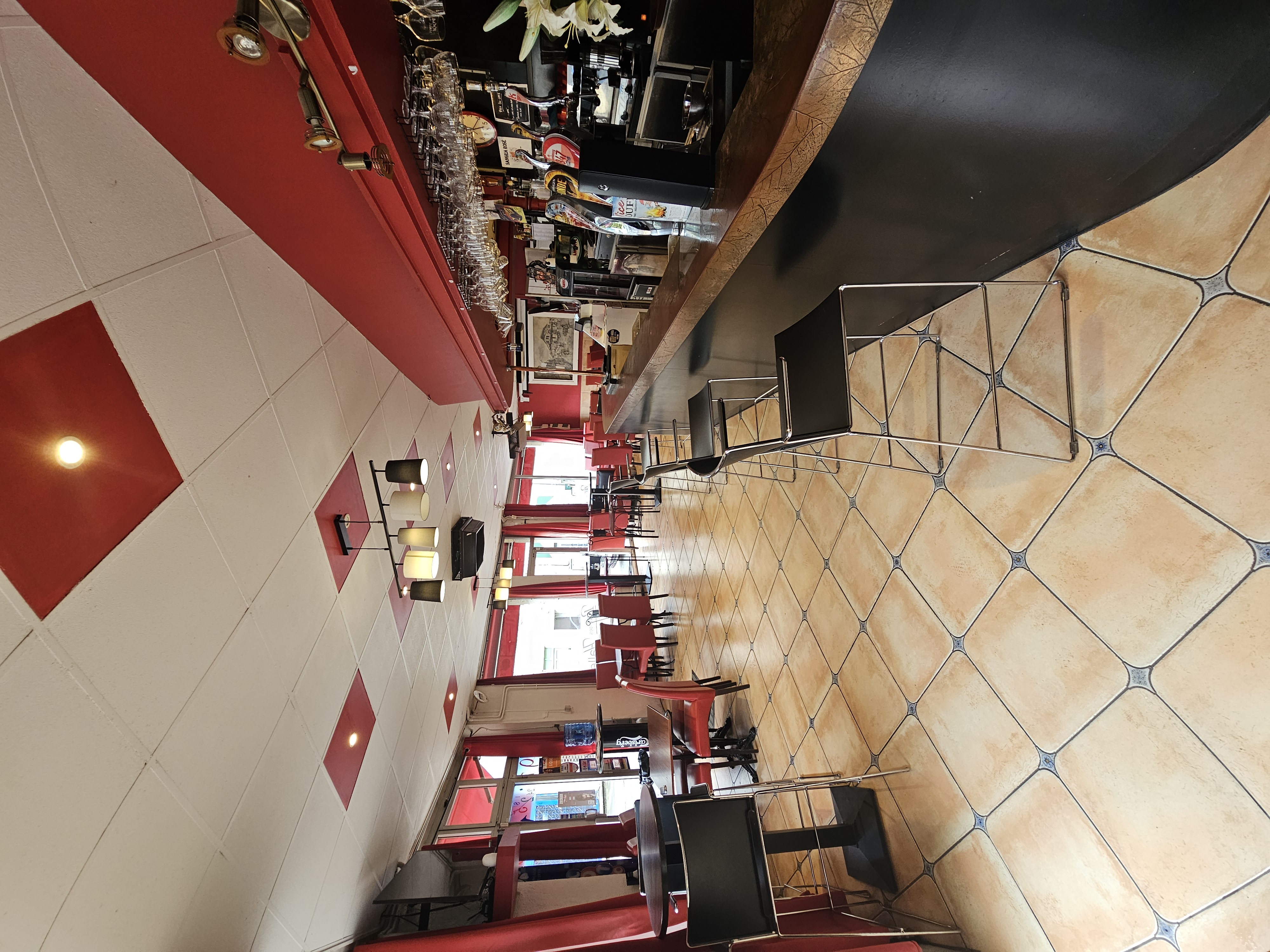 Vous rêvez d’un nouveau départ ? 
D’un projet à taille humaine, où convivialité rime avec qualité de vie !!!
Nous vous proposons une belle opportunité de reprise : un bar avec Licence IV, situé en plein centre de Nevers, ville d’art et d’histoire au cœur de la Nièvre.

Un lieu de vie à faire (re)vivre
Cet établissement exploité depuis des décennies, situé dans un quartier commerçant très fréquenté, face au Marché Carnot, un bar de quartier chaleureux, un lieu de rencontres intergénérationnel, présente fort potentiel pour devenir un bar à thème, soirées tapas, petite restauration selon vos envies…

Les plus :
•	Licence IV incluse
•	Bonne visibilité et emplacement attractif
•	Local en bon état, fonctionnel, avec possibilité de petite restauration
•	Clientèle locale fidèle, à développer
•	Possibilité de petite restauration et/ou d’animations

Pour qui ?
•	Pour une personne seule ou un couple prêt à se lancer dans une nouvelle aventure
•	Pour une reconversion professionnelle pleine de sens
•	Pour un projet de vie ancré dans un tissu local dynamique et solidaire

Et vous ne serez pas seul !
La CCI Nièvre, les acteurs économiques locaux et les réseaux d’accompagnement sont là pour vous aider dans toutes les étapes :
Étude de projet • Recherche de financement • Permis d’exploitation • Formation • Installation…

Infos et contact : https://www.transentreprise.com/offres/fiche/BFC259599H/a-saisir-bar-licence-iv-au-coeur-de-nevers/bourgogne-franche-comte/nievre/nevers-sud-nivernais

Vous avez envie de changement, de rencontres et de créer un lieu qui vous ressemble ? Cette opportunité est peut-être faite pour vous.
