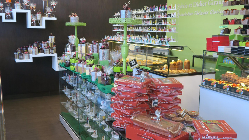 À vendre, pâtisserie-chocolaterie artisanale "Sylvie & Didier Giraud", idéalement située au cœur du centre-ville de Guéret, sur la place du Marché, emplacement de premier ordre avec terrasse extérieure.

Établissement tenu depuis plus de 40 ans, reconnu pour la qualité artisanale de ses produits et sa clientèle fidèle.
Une part importante de l’activité repose sur la vente de produits régionaux : Le Creusois, le pâté de pommes de terre, le Treipais, et autres spécialités locales, qui représentent environ 70 % du chiffre d’affaires.

Chiffre d’affaires : plus de 650 000 € HT, en progression chaque année.

Atouts principaux :

Emplacement n°1 face au marché hebdomadaire

Terrasse agréable et très fréquentée aux beaux jours

Laboratoire de pâtisserie complet et bien équipé

Boutique avec vitrine refaite et espace de vente chaleureux

Clientèle locale, touristique et de passage

Logement possible à l’étage (selon bail)

Idéal pour un couple de professionnels ou un artisan souhaitant s’installer en Creuse et reprendre une affaire saine et reconnue.

📍 6 place du Marché – 23000 Guéret
📞 Contact : Guillaume Giraud
✉️ guillaume.giraud.tic@gmail.com