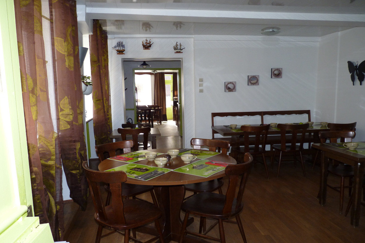 Creperie saladerie au coeur de la vieille ville de Neufchateau (6800 habitants).Le restaurant comprend 2 salles,une cuisine avec tout le matériel,wc,et une grande cave voutée sous toute la surface.
Au dessus un appartement tout confort avec une grande cuisine,salon,sdb,wc,deux grandes chambres,buanderie avec chaudière gaz de ville récente et un petit grenier.Nous vendons la totalité murs et fond cause retraite.Accompagnement et formation possible.