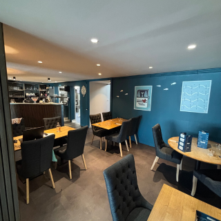 restaurant situé à Riantec,  commune du littoral morbihannais, à proximité immédiate de Lorient et de Port-Louis. établissement reconnu sur son secteur, bénéficiant d’une clientèle locale régulière et d’un environnement attractif (mer, tourisme saisonnier, vie de village).

l’outil de travail est fonctionnel et opérationnel, idéal pour une reprise immédiate, que ce soit dans la continuité du concept actuel ou dans le cadre d’un nouveau projet de restauration.

plusieurs modalités de cession sont envisageables selon le projet : cession du fonds de commerce, vente avec les murs, ou autre montage à étudier.

chiffre d’affaires : > 300 000 €
établissement exploitable immédiatement
potentiel de développement
dossier et informations complémentaires sur demande