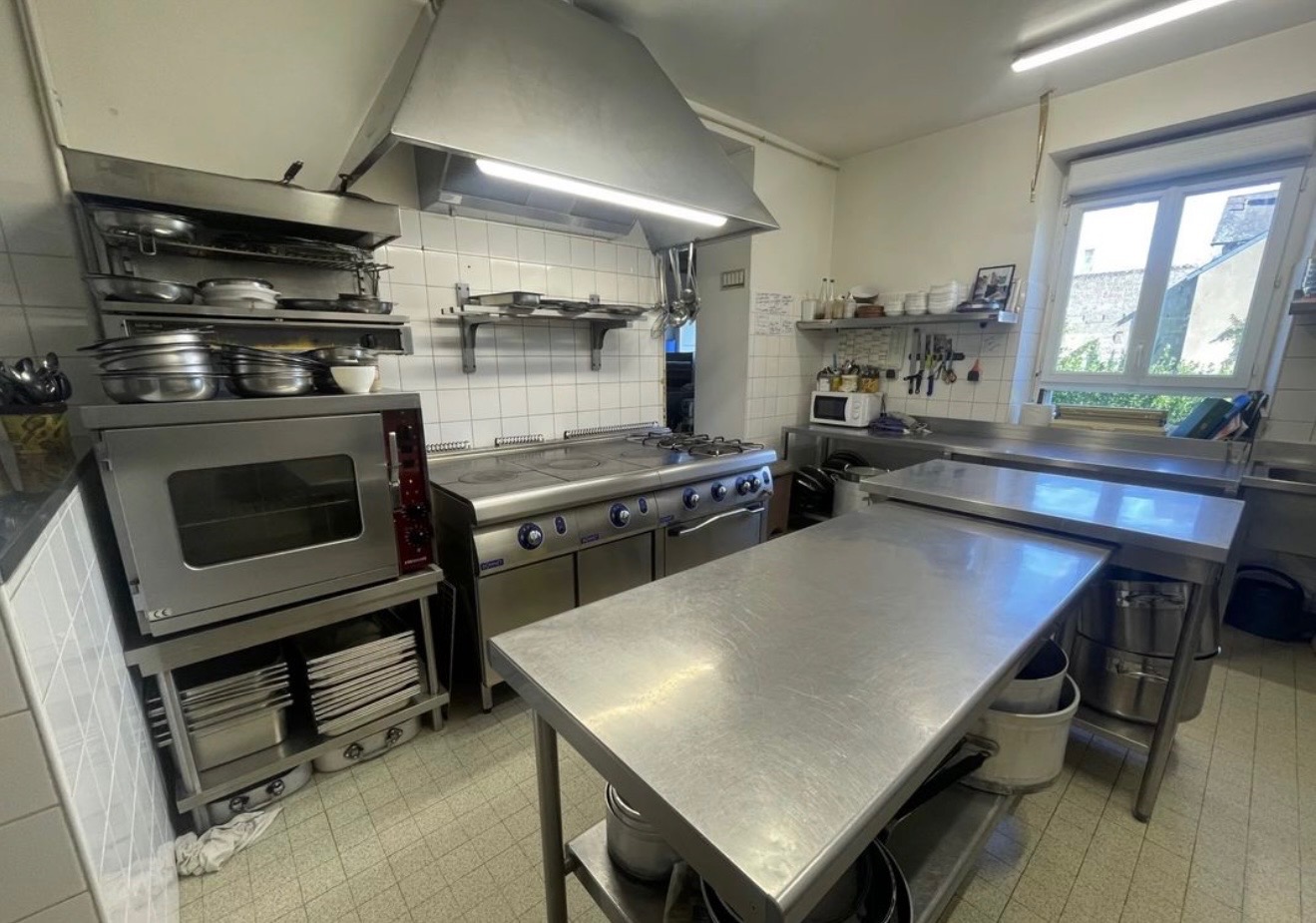 Bar, fonds de commerce, restaurant, traiteur 130 m² Monts-sur-Guesnes

📍 À vendre, fonds de commerce de bar / restaurant / traiteur, exploité sous l’enseigne Café du Cheval Blanc, idéalement situé au cœur de Monts-sur-Guesnes (86420), commune dynamique du nord de la Vienne, à proximité du Center Parcs du Bois aux Daims et à 15 min de Loudun.
  
  🔹 Détails de l'activité
  
  Type d’activité : Bar – Café - Restauration - Traiteur
  Licence IV incluse dans la vente
  Clientèle locale fidèle + fréquentation touristique 
  Affaire saine et rentable immédiatement, tenue depuis 25 ans
  Potentiel de développement 
  
  🔹 Locaux et équipements
  
  Salle principale avec comptoir équipé ; salle de restaurant 35 couverts et seconde salle de réception 100 couverts.
  Terrasse extérieure (24 couverts)
  Réserve, sanitaires, coin stockage, coin plonge séparé
  Logement de fonction à l’étage compris dans le bail commercial
  L'ensemble du matériel et du mobilier sont inclus dans la vente
  Normes ERP 
  
  🔹 Informations financières
  
  Prix de vente du fonds de commerce : 135 000 euros.
  Bail commercial 3/6/9 en cours
  Loyer mensuel : 534 euros TTC/mois
  1 salarié
  
  🔹 Accompagnement possible
  
  Le cédant est disposé à accompagner le repreneur lors de la transition pour faciliter la reprise de l’activité.
  
Surface : 130 m²
Non soumis au DPE

Consommation énergie primaire : Non communiqué
Consommation énergie finale : Non communiqué