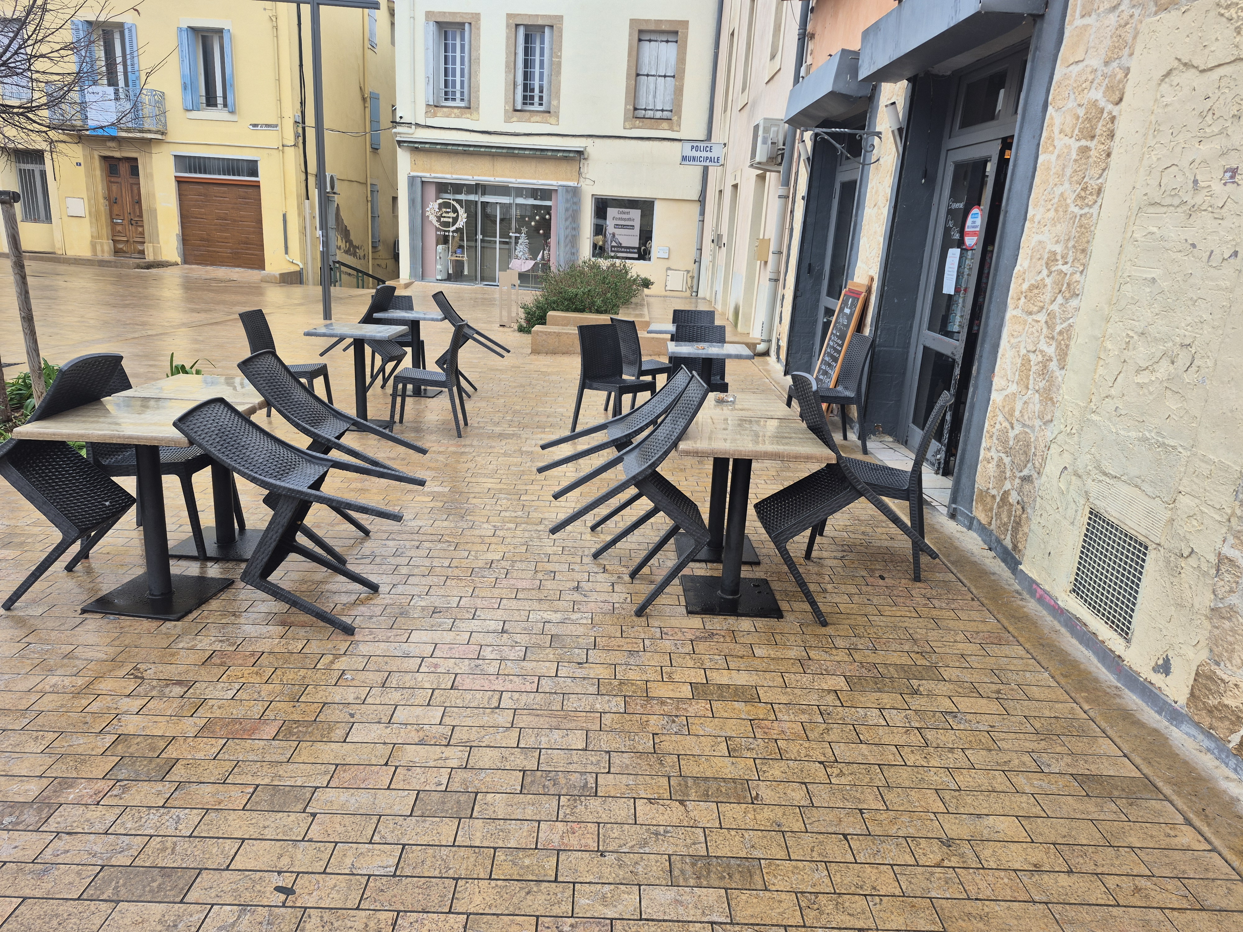 Bonjour, je met en vente mon bar Pmu Fdj sur la commune de Cazouls les Béziers dans l'hérault, commune de 5200 habitants avec toutes commodités,  le bar ce situe sur la place centrale du village
Le bar ce compose d'une cuisine pour du snacking ,un pièce principale et une autre pour salle de jeu ou table 
Le plus appartement de fonctions au dessus du commerce le loyer 1230 euros par mois 
Prix 80000 négociable 
Pour toutes questions n'hésite pas a me contacter cordialement