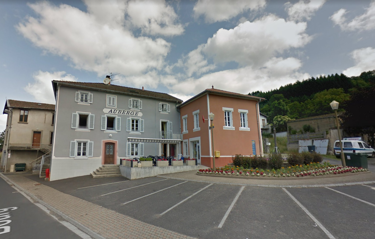 La Communauté de communes Ambert Livradois Forez propose la reprise de gérance d'un commerce de proximité situé sur la commune de La Forie (316 habitants - www.laforie.fr). Ce village bénéficie d'un cadre de vie remarquable au sein d'un territoire réputé pour ses activités de pleine nature.

Venez faire vivre ce lieu de convivialité au cœur du village, à 5 min d'Ambert, 1 heure de Clermont-Ferrand, où chacun puisse se retrouver pour passer un agréable moment autour d'un verre ou d'un repas. La Forie n'attend plus que vous pour la reprise de son auberge !

Située dans un cadre agréable et stratégique, cette auberge pleine de potentiel est disponible à la location.

L'auberge se compose de plusieurs espaces aménagés et fonctionnels :
- au sous-sol, un petite salle voutée et une cave, idéal pour le stockage, les réserves ou l'aménagement d'un espace technique
- au rez-de chaussée, un espace bar parfait pour développer une activité de boisson, une salle de restauration avec une capacité d'accueil confortable ainsi que WC, un espace cuisine avec matériel professionnel, des dépendances et un local poubelle
- au 1er étage, plusieurs chambres, idéale pour compléter l'activité de restauration avec une activité hôtelière ou de gîte
- au 2ème étage, un appartement de fonction, parfait pour les gérants ou le personnel sur place

Une salle attenante appartenant à la mairie peut également être utilisée pour augmenter la capacité d'accueil de la salle de restauration, pour des groupes par exemple, ou pour développer une activité annexe (épicerie, ...).

Il y a également un garage de 50m², idéal pour le stockage.

Possibilité d'acheter les murs.

Ce commerce en activité depuis près de 20 ans possède une réelle capacité de développement, notamment sur la partie restauration.




Les offres de reprise sont à envoyer par courrier à : Communauté de communes Ambert Livradois Forez, 15 Avenue du 11 novembre 63600 AMBERT - service attractivité territoriale ou par mail à chloe.seve@ambertlivradoisforez.fr

Le début de l'activité est envisagé à partir de l'hiver 2025/printemps 2026.

Les candidatures devront comporter :

- un CV du/des repreneur(s) indiquant vos diplômes et votre/vos expériences
- une lettre d'intention précisant vos motivations, vos perspectives pour développer l'activité
- votre apport personnel pour disposer d'une trésorerie de départ
- tout autre élément qui vous paraitrait judicieux pour valoriser votre candidature


Pour tout renseignement complémentaire, vous pouvez contacter :

- Chloé SÈVE, service attractivité territoriale à la Communauté de communes
Tel : 07.86.54.20.24 ou chloe.seve@ambertlivradoisforez.fr

- Jean-Luc DI MARCO, maire de La Forie
Tel : 04.73.82.03.18 ou mairie.la-forie@wanadoo.fr

En zone de revitalisation rurale (ZRR), toute reprise de commerce bénéficie d’une exonération fiscale totale durant 5 ans, puis dégressive dans les années suivantes. Il est possible d’être accompagné techniquement et/ou financièrement par le Réseau Initiative, France Active, le Parc Livradois-Forez, la CMA, la CCI ou la BGE. Il existe également une aide destinée aux petites entreprises du commerce, à l’artisanat et aux services avec points de vente, en co-financement entre la Communauté de communes Ambert-Livradois-Forez et la Région Auvergne-Rhône-Alpes .