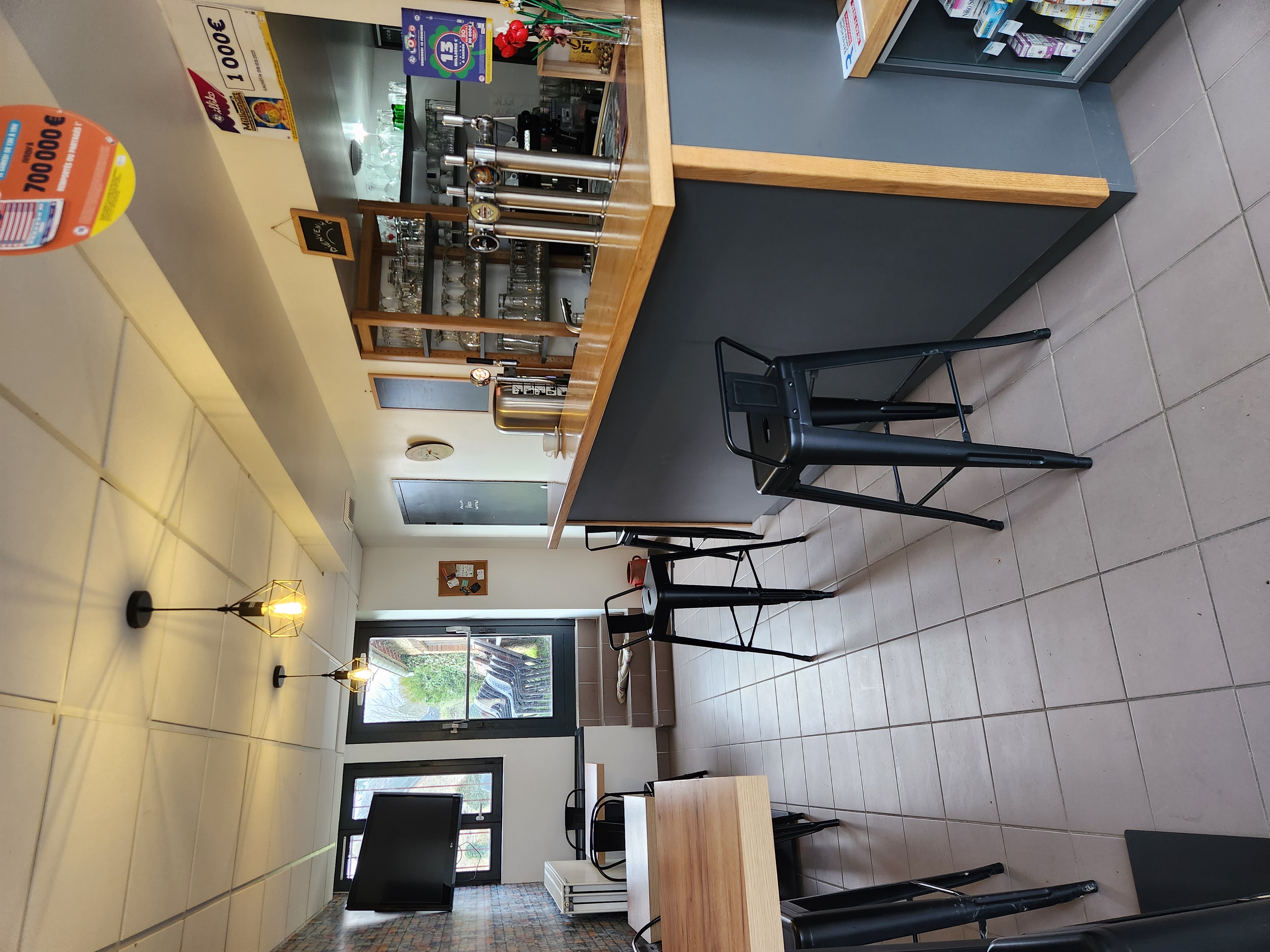 À céder, fonds de commerce bar tabac épicerie de proximité 

Situé dans une commune rurale dynamique de la Creuse, ce commerce bénéficie d’un environnement convivial et d’une clientèle de proximité, avec un véritable rôle de commerce essentiel au cœur du village;

L’établissement, se compose d’une surface totale d’environ 130 m², répartie en :
- 50 m² d’épicerie
- 60 m² d’espace bar avec 2 salles,
- 20 m² de stockage et réserve (dont chambre froide)

Le commerce est exploité avec une Licence IV (appartenant à la mairie) et dispose d’un équipement récent et fonctionnel :
- frigos neufs,
- mobilier neuf (tables, chaises, tabourets),
- agencement d’épicerie en bon état.

Affaire clé en main, adaptée pour une personne souhaitant développer un commerce multiservices en milieu rural.

Le chiffre d’affaires s’élève à environ 121 000 € HT.

Loyer très attractif : 4 500 € / an comprenant le local et la Licence IV

Possibilité de logement en complément

Prix de vente du fonds : 95 000 € (hors stock),

Stock et matériel en sus,

Accompagnement possible du repreneur pendant la phase de reprise.