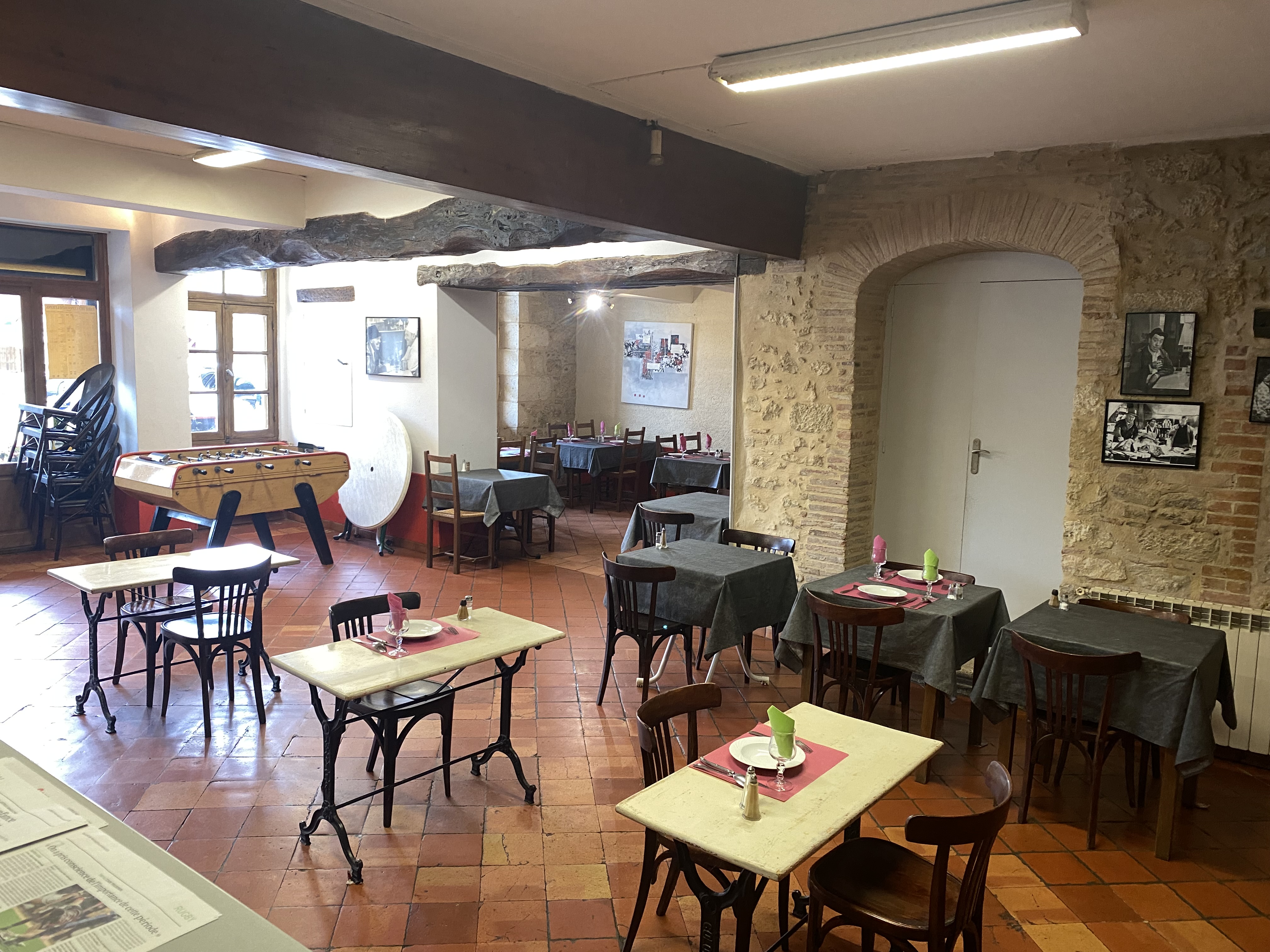 Fonds de commerce "Bar et Restauration" à Monfort (Gers)
Le restaurant La Grignotière, une institution locale avec une activité lucrative de bar et une licence IV. Idéalement situé dans le village historique de Monfort, très prisé des touristes et des habitués.

Un outil de travail clé en main pour un projet de vie : Cet établissement dispose d'une excellente réputation et est en pleine activité. Il est parfait pour une acquisition immédiate, sans nécessité de travaux, grâce à une cuisine professionnelle fonctionnelle. Sa grande capacité d'accueil de 50 à 70 couverts est un atout majeur, avec :

- Une terrasse sous les arcades pour les beaux jours
- Une grande salle intérieure, idéale pour les groupes et les événements privés

Le dynamisme du village, avec ses activités locales, son école primaire et ses commerces, représente un fort potentiel de développement du chiffre d'affaires, parfait pour un projet familial.

Détails de l'offre
Fonds de commerce : 125 000 €
Loyer mensuel : 1 300 €, incluant le bar, le restaurant et un appartement T4 de 80m² situé au-dessus, idéal pour un logement de fonction.

Ce fonds de commerce est une véritable opportunité pour un projet de vie, offrant un outil de travail rentable et opérationnel dans un environnement touristique et familial.