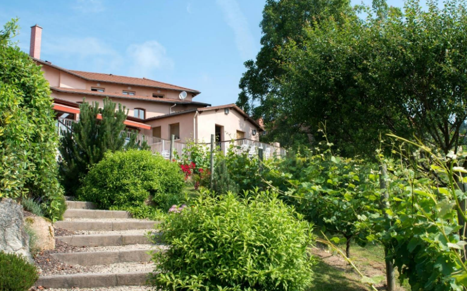 A cheval sur les départements de la Loire et du Rhône, Le Cergne est une commune de 620 habitants située dans un environnement rural et de moyenne montagne, mais à proximité de villes plus importantes telles que Cours-la-Ville, Charlieu, Thizy-les-Bourgs, Chauffailles ou encore Roanne. 
Au cœur du village et en bordure d’un croisement de deux routes départementales le « Bel ’Vue » un hôtel restaurant est tenu depuis 35 ans par un couple. 
Actuellement en recherche de repreneurs pour cause de départ à la retraite, les propriétaires gérants vendent le fonds de commerce qui peut être le cas échéant associé à la vente des murs. Dans ce cadre, les gérants, la communauté de communes et la commune s’associent afin de trouver un repreneur. 

D’accès facile, en plein cœur de bourg et jouissant d’une très bonne visibilité, le local dispose d’une importante superficie étalée sur 4 niveaux : 
-sous-sol : un grand espace à usage technique et de stockage (vestiaire du personnel, chambre froide, ...) + appartement des gérants de 100m2
-RdC (entrée principale) : accueil, salle de restaurant pouvant accueillir jusqu’à 80 personnes agrémentée d’une terrasse, salon, bar, cuisine
-1er étage : chambres d’hôtel
-2eme étage : chambres d’hôtel
Les extérieurs sont composés d’une grande terrasse, d’un parking sécurisé, et d’un jardin pour une superficie totale de 4000m2 (en partie inutilisables du fait du dénivelé). 

Concernant les horaires d’ouvertures pratiqués, le restaurant est fermé le vendredi, le dimanche soir et le lundi midi. 
L’activité est concentrée les lundis, mardi, mercredi et jeudi pour l’hôtel. Les week-ends et dimanches midis sont les jours les plus importants pour le restaurant.  
La clientèle se compose principalement de personnes en visite ou travaillant dans les grandes entreprises industrielles du secteur (Malerba, Plasse, Altrad, ...) et de personnes des alentours souhaitant profiter d’une cuisine qualitative le week-end. Des marcheurs parcourant notamment le chemin de St-Jacques-de-Compostelle et les motards ou voiture de collection en itinérance font également partie du panel de clients types. 
Un service traiteur de repas à emporter est également proposé. 
Cette fréquentation variée permet à l’entreprise d’avoir une activité plutôt régulière sur l’ensemble de l’année, le mois d’août étant toutefois le moins fréquenté. 

L’établissement est référencé aux Logis de France et classé 3 étoiles. 

A ce jour quatre salariés composent l’équipe en plus des deux gérants : 
-une femme de chambre (15h)
-une femme à tout faire (repassage, chambre, ...) (35h)
-une serveuse (35h)
-un pâtissier (30h)

Le poste de chef de cuisine est occupé par le gérant et sa compagne s’occupe principalement de l’accueil et du service. 
Le chiffre d’affaire se partage entre l’hôtel (130 000€) et le restaurant (480 000€). 
L’activité a été volontairement réduite ces dernières années par les gérants afin de préparer leur départ à la retraite. L’entreprise a connu par le passé jusqu’à 14 salariés et un chiffre d’affaire de 790 000€. 

Les établissement similaires et concurrents à proximité se situent à Charlieu (Le Relais de l’abbaye) à Thizy-les-Bourgs (Le Clos Fleuri). 

Le fonds de commerce est à vendre au prix de 220 000€. 
Le fonds peut être complété par l’achat des murs qui sont proposés au prix de 590 000€. 
Dans le cas où les murs ne seraient pas achetés, le loyer a été estimé et fixé au prix de 4000€ par mois. L’appartement est loué 700€. 
Dans l’ensemble des cas de figure possibles, les gérants actuels se portent volontaires pour accompagner les repreneurs dans le lancement de leur activité.