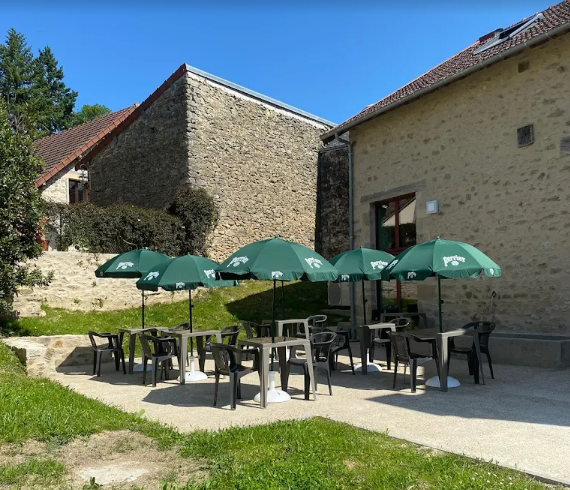 La commune
Dompierre-les-Églises est une commune française située dans le département de la Haute-Vienne en région Nouvelle Aquitaine.
La commune est située à 1h au nord de Limoges et 23mn de la petite ville de La Souterraine qui compte presque 5000 habitants. En 2022 la commune comptait 373 habitants.
Le territoire est principalement agricole, ponctué de fermes et de paysages naturels. La commune possède un patrimoine historique notable, dont l’église Saint‑Pierre‑et‑Saint‑Paul et les vestiges du château de Dompierre. Son cadre de vie reste typique du Limousin, calme et rural, avec des défis liés à la faible densité et au vieillissement de la population.
La commune a pensé le commerce comme le lieu de vie et de regroupement du village.
On peut ainsi retrouver dans ce café restaurant multiservice un point postal, un espace bibliothèque, un point informatique, un relais Pick up ainsi qu’un dépôt de pain et un coin épicerie.
Les expériences passées ont montré une viabilité économique sur un modèle avec un.e gérant.e seul.e.

Activités pressenties : bar, restauration, épicerie, dépôt de pain, animations, presse, relais colis, point Poste.​

Local : ​
-Entièrement aménagé ​
-Bar, salle , terrasse et stationnement à proximité​
-Superficie totale de 206m2 : espace buvette restaurant de 27,62m2, espace bar de 10,73m2, espace restaurant de 28,35m2, un SAS de 3,42m2, un WC PMR de 4,94m2, un espace presse épicerie dépôt de pain de 17,98m2, une cuisine de 15,29m2, une réserve de 10,63m2, un espace de stockage de 5,44m2, un local technique de 5,10m2, une salle de jeux de 15,04m2, une bibliothèque de 18,28m2.​
-A l'étage un espace de 42,74m2 sans destination.​
-Une maison d'habitation à côté du commerce (96m2), avec une superficie de terrain de 5300m2.​

Contrat proposé :​
-Bail 3-6-9 avec la mairie​
-Mise à disposition gratuite de la Licence IV ​
-Loyer local + logement : 400€​

Aspects financiers : ​apport financier pour stock produits et trésorerie initiale à prévoir : 7 à 10K€.

Profil de gérant.e recherché.e
-Vous possédez des vraies qualités de commerçant.e et une vive volonté d’entreprendre. ​
-Vous souhaitez vous engager en faveur de la ruralité et en comprenez les enjeux. ​
-Vous justifiez d’une expérience significative dans le secteur de la restauration ou du commerce et maitrisez les techniques culinaires essentielles, ainsi que les normes d’hygiène et de sécurité​
-Vous avez des bases solides en gestion et faites preuve de rigueur et d’organisation.