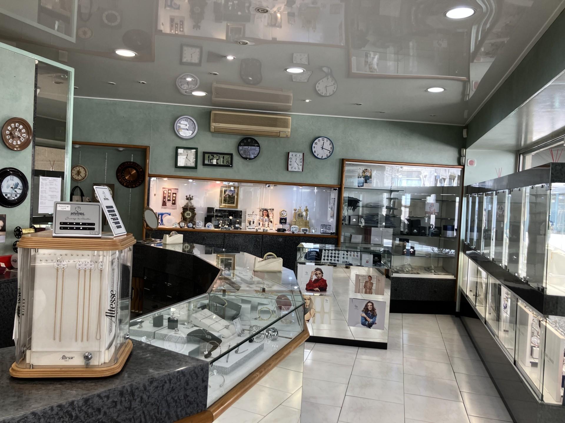 A reprendre, pour cause de retraite, fonds de commerce d’une bijouterie historique et de renom située au centre d’un bourg dynamique et commerçant du Périgord Vert.

La bijouterie bénéficie d’un emplacement premium, en angle, avec 13 mètres linaire de vitrine, offrant une belle visibilité. 

L’établissement développe une activité de bijouterie traditionnelle et qualitative, avec un positionnement moyen à haut de gamme. L’activité s’articule autour de trois univers : 

-          Bijouterie avec une belle offre en or 18 carats, argent et plaqué

-          Horlogerie avec des marques reconnues

-          Une gamme de bijoux fantaisie (plus récente) générant un flux régulier et élargissant la clientèle.

Cette boutique profite d’une clientèle locale attachée à son commerce de proximité, fidélisée au fil des années, ainsi qu’une clientèle touristique.

Elle présente plusieurs atouts :

-          Commerce établi depuis de nombreuses années, avec une forte notoriété locale,

-          Fichier clients qualifiés 

-          Produits sélectionnés auprès de fabricants français et de fournisseurs reconnus

-          Surface de vente de 73 m² - réserve annexe de 24 m² - Atelier et sanitaires de 10 m²

            Le local fait l’objet d’un bail commercial, avec loyer de 860 €.

-          La relance d’un atelier de réparation ouvre un potentiel de développement de l’activité.

CA 2025 : 107 000 € HT

Prix de fonds de commerce : 60 000 €